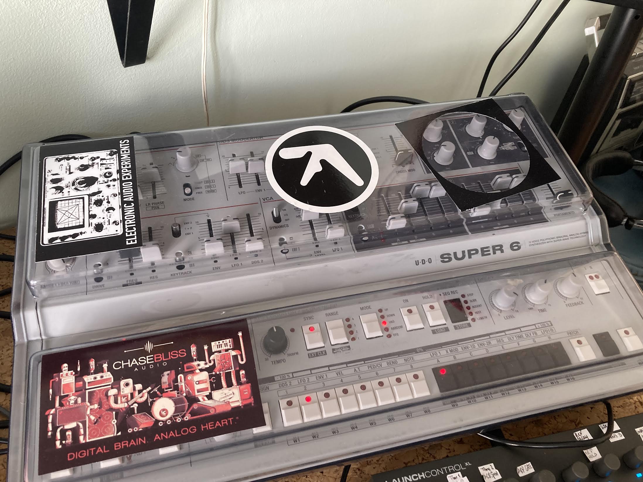 Udo Super 6 desktop et decksaver/échange possible contre synthé polyphonique analo (sauf Prophet Rev2) ou un modulaire prêt à j