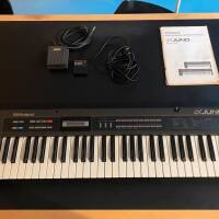 Roland Alpha Juno 2 PACK COMPLET : Memory Cartridge M-64C + pédale + manuel – excellent état – vintage analogique