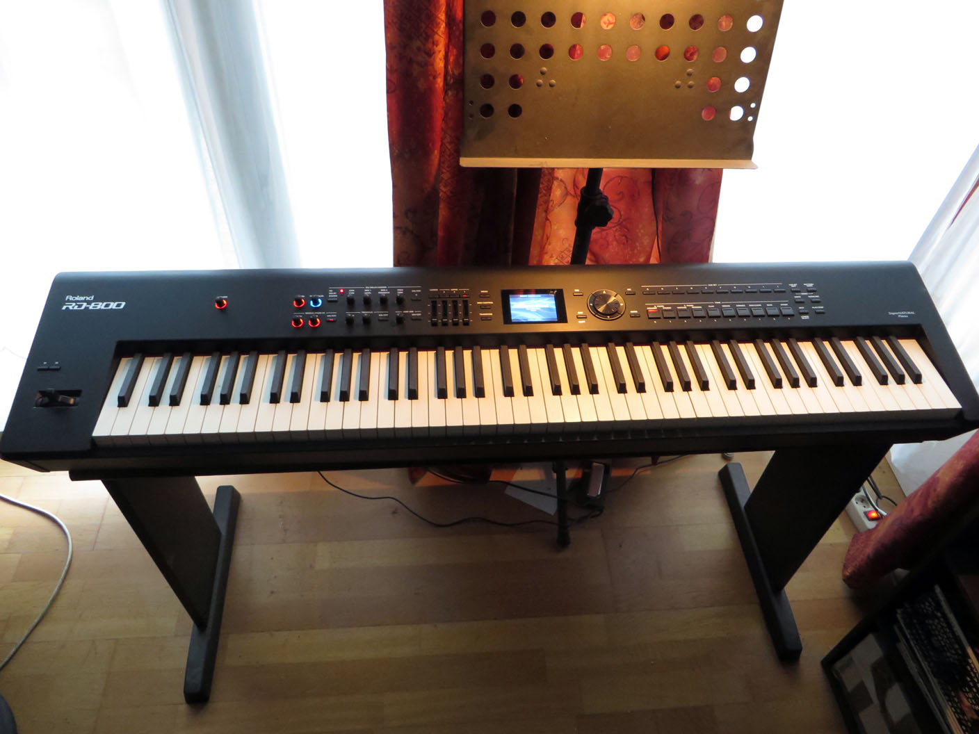 Vends Roland RD-800 excellent état avec carton de transport, manuel et support en bois