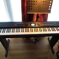 Vends Roland RD-800 excellent état avec carton de transport, manuel et support en bois