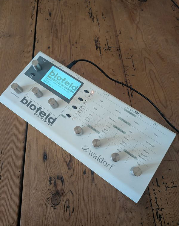 Vente Waldorf Blofeld Desktop Synthesizer, version blanche.