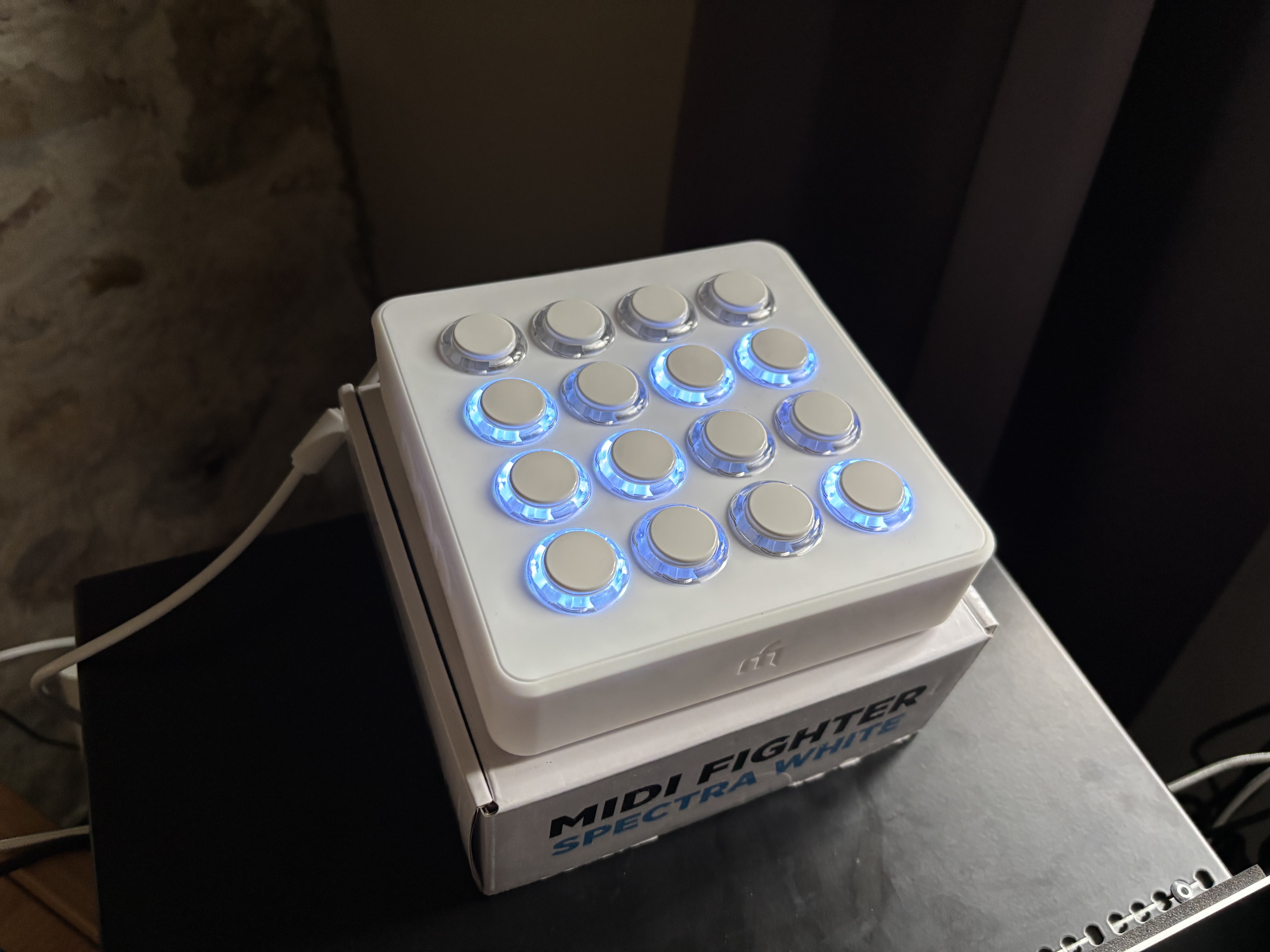 Midi Fighter Spectra White sous garantie.