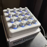 Midi Fighter Twister White sous garantie.