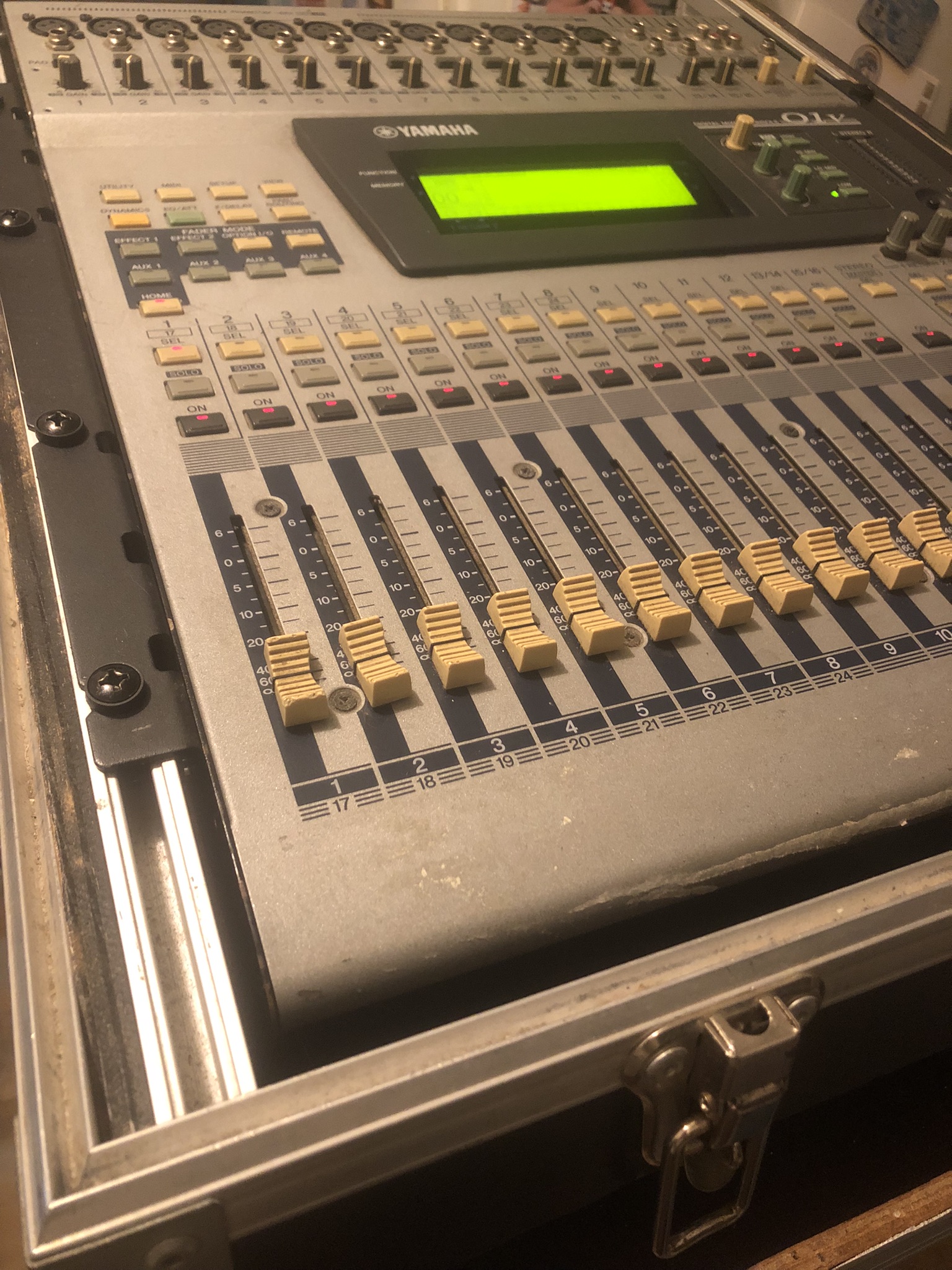 Yamaha 01V + Carte ADAT MY8-AT + Flight Case – Révisée (Firmware 1.05)