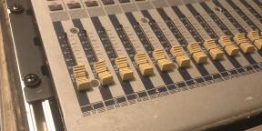 Yamaha 01V + Carte ADAT MY8-AT + Flight Case – Révisée (Firmware 1.05)