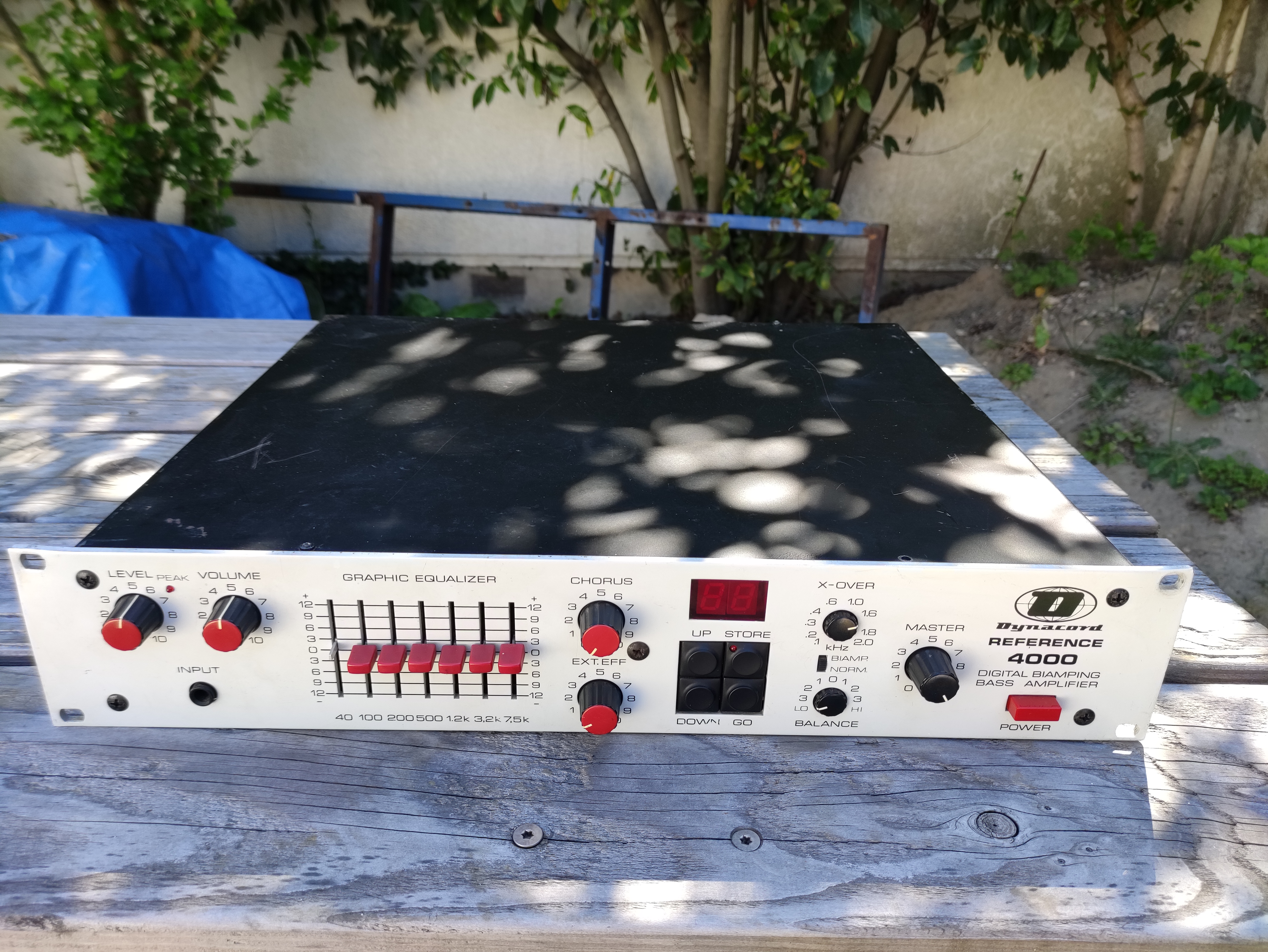 Ampli basse 420 watts pro Dynacord Reference 4000 programmable, en panne, pour réparation ou pièces.