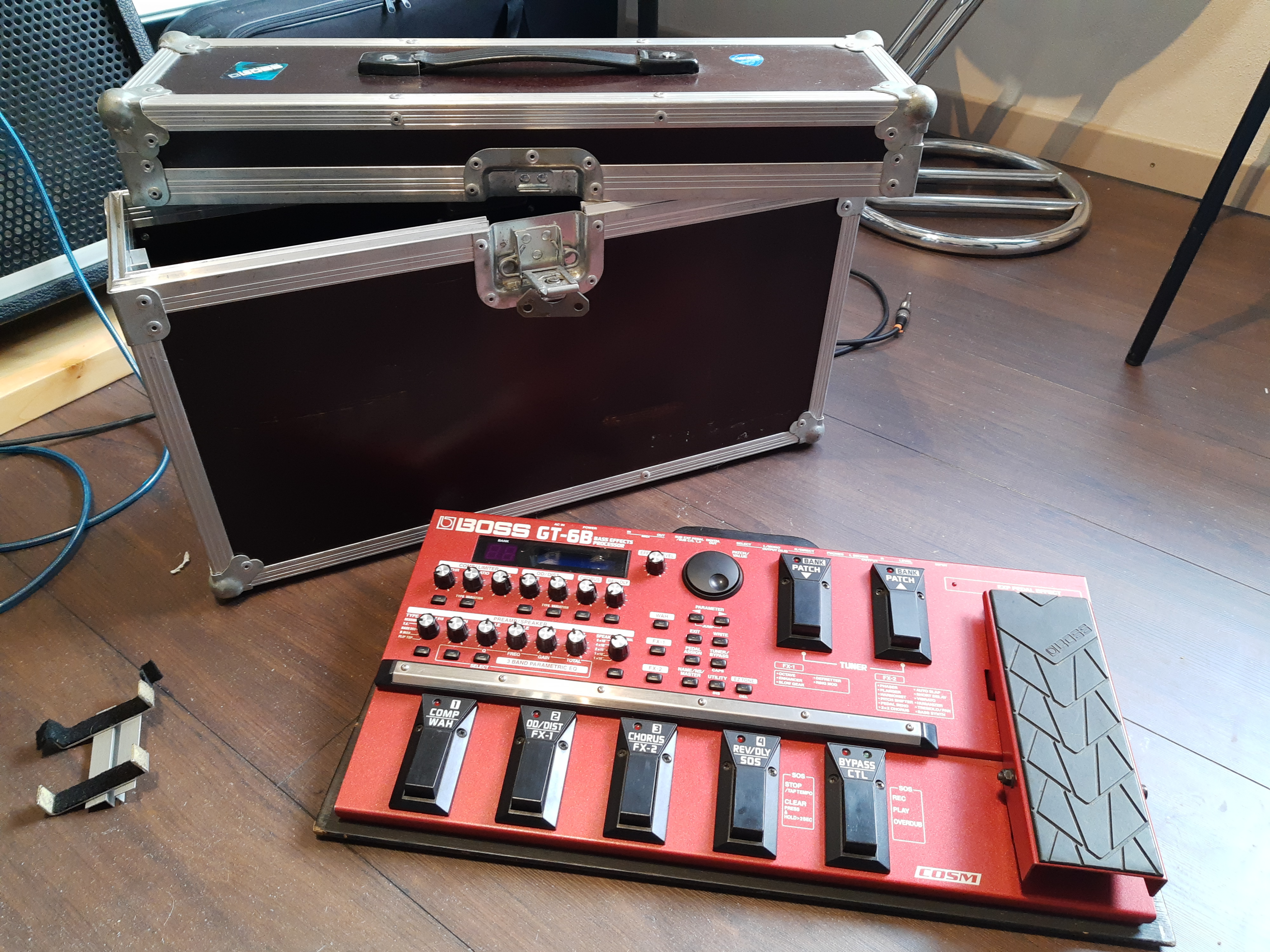 Vends Boss GT-6B avec flightcase sur mesure