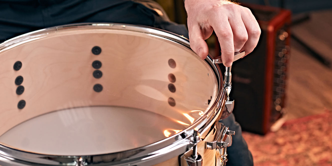 Tuning-a-snares-resonant-head