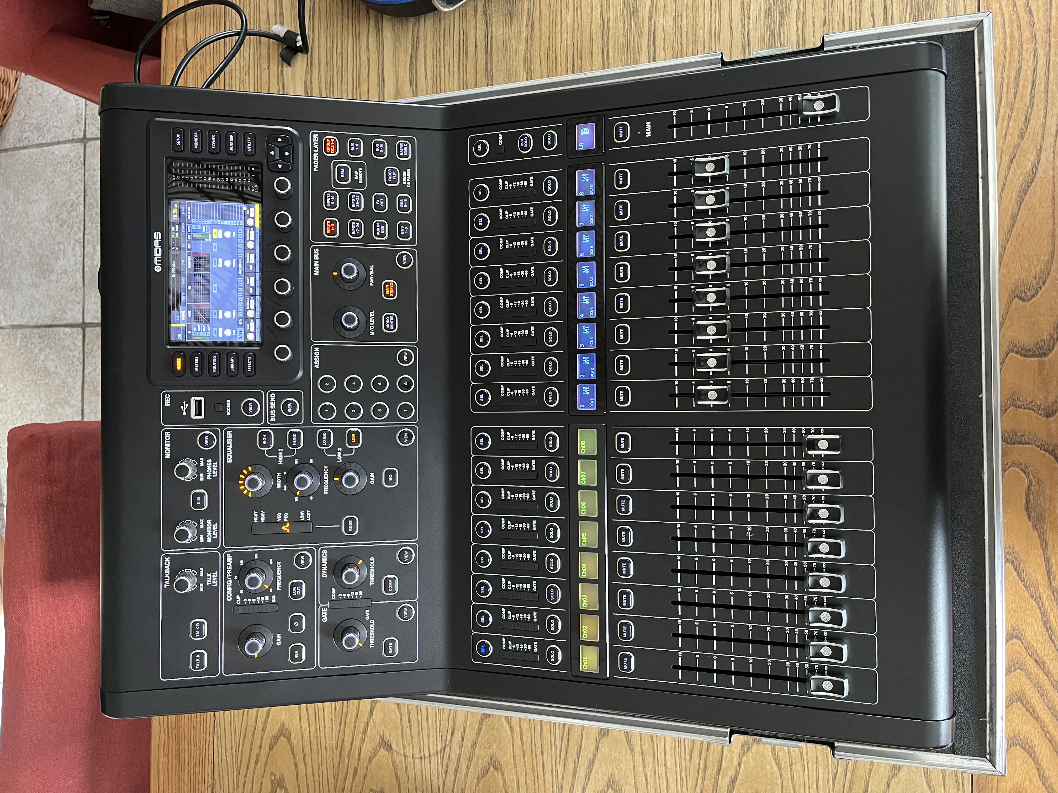 Console numérique Midas M32R + flight case