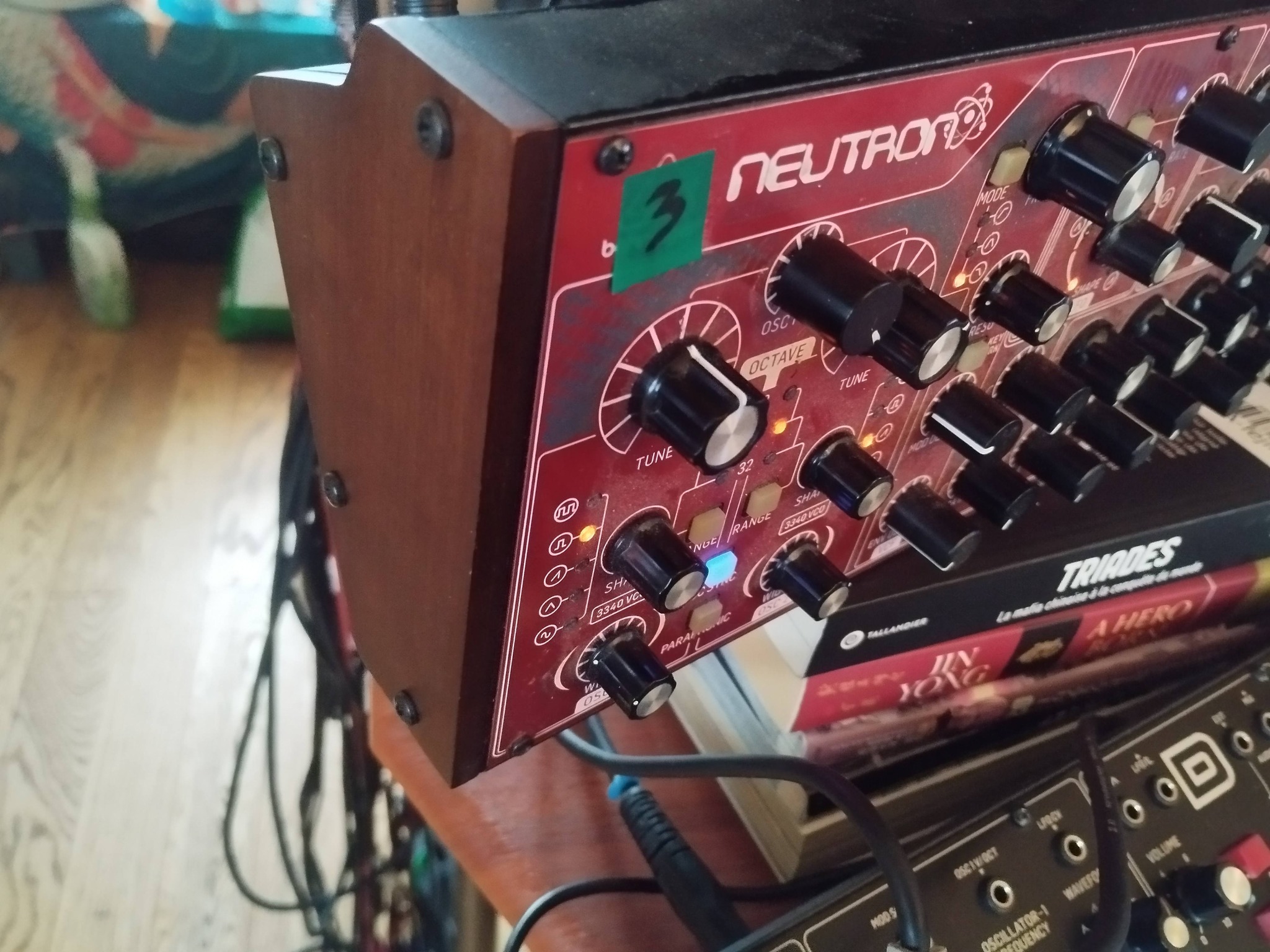 Vends Neutron comme neuf 1ere main jamais sorti du studio, dans boite avec alim et cables