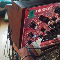 Vends Neutron comme neuf 1ere main jamais sorti du studio, dans boite avec alim et cables
