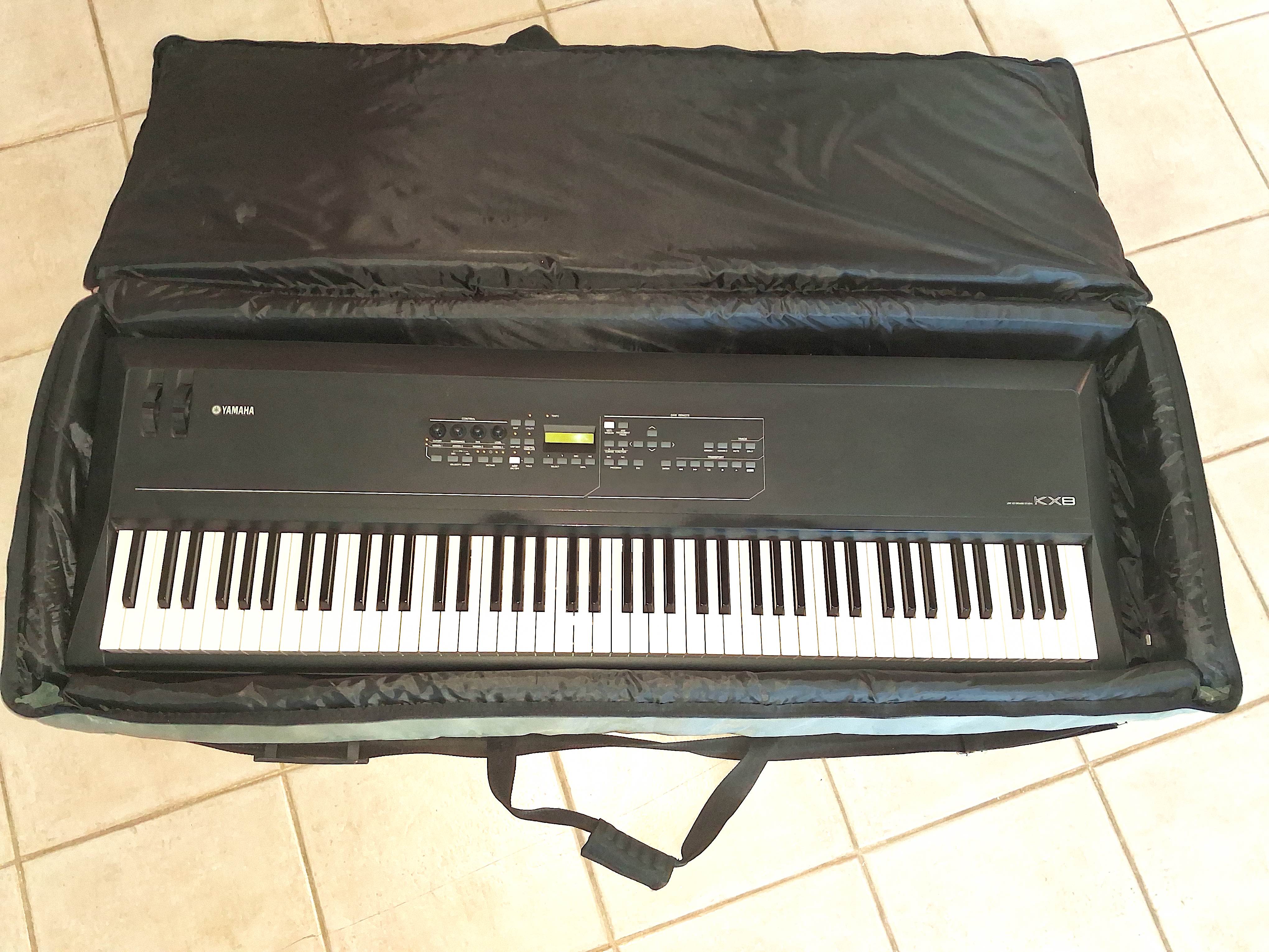 Vends clavier maître Yamaha KX8 Midi/USB toucher lourds HA - 88 notes
