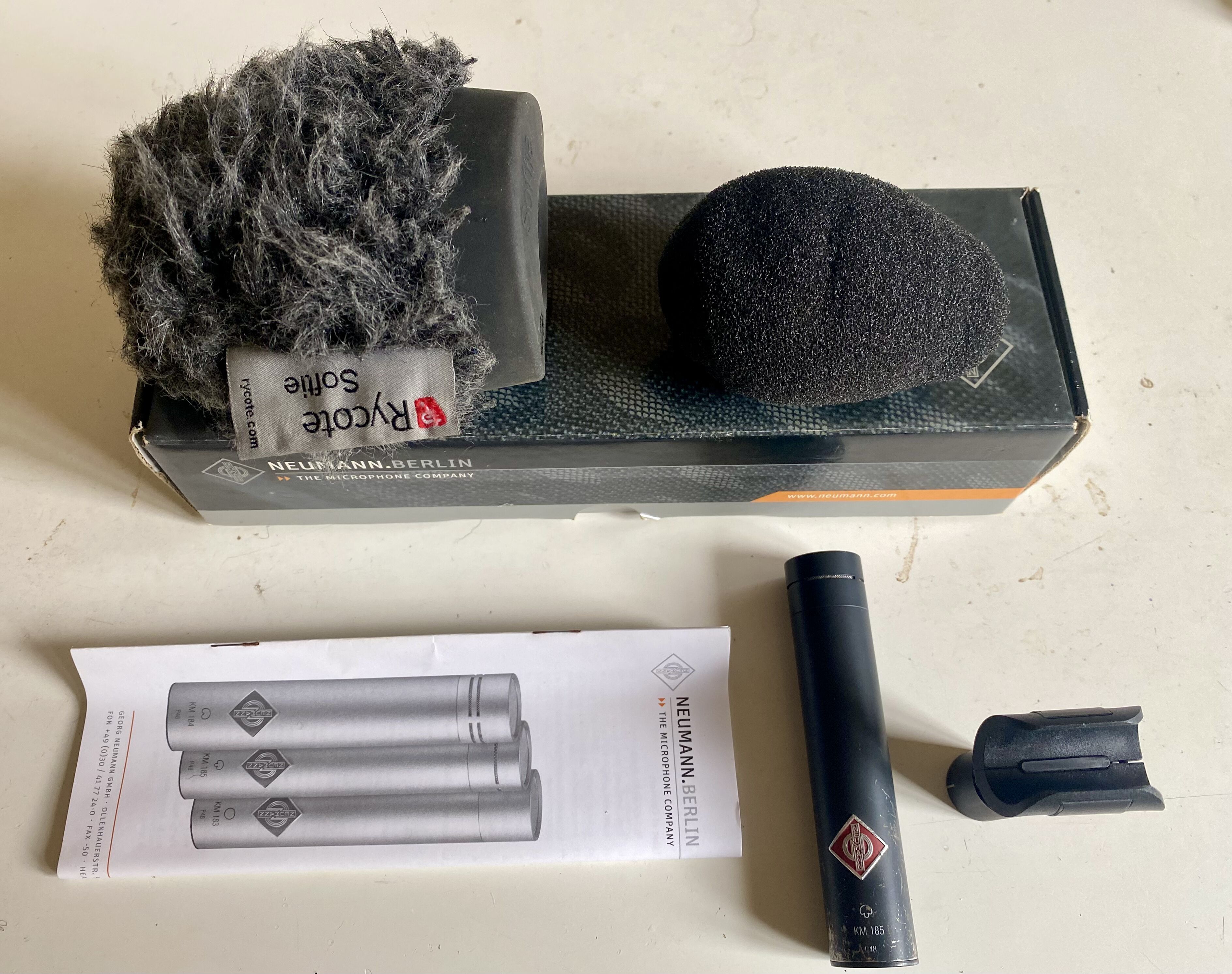 Microphone hypercardioïde miniature Neumann KM185 + Suspension Cinela OSIX 2 + Bonnette Rycote Softie