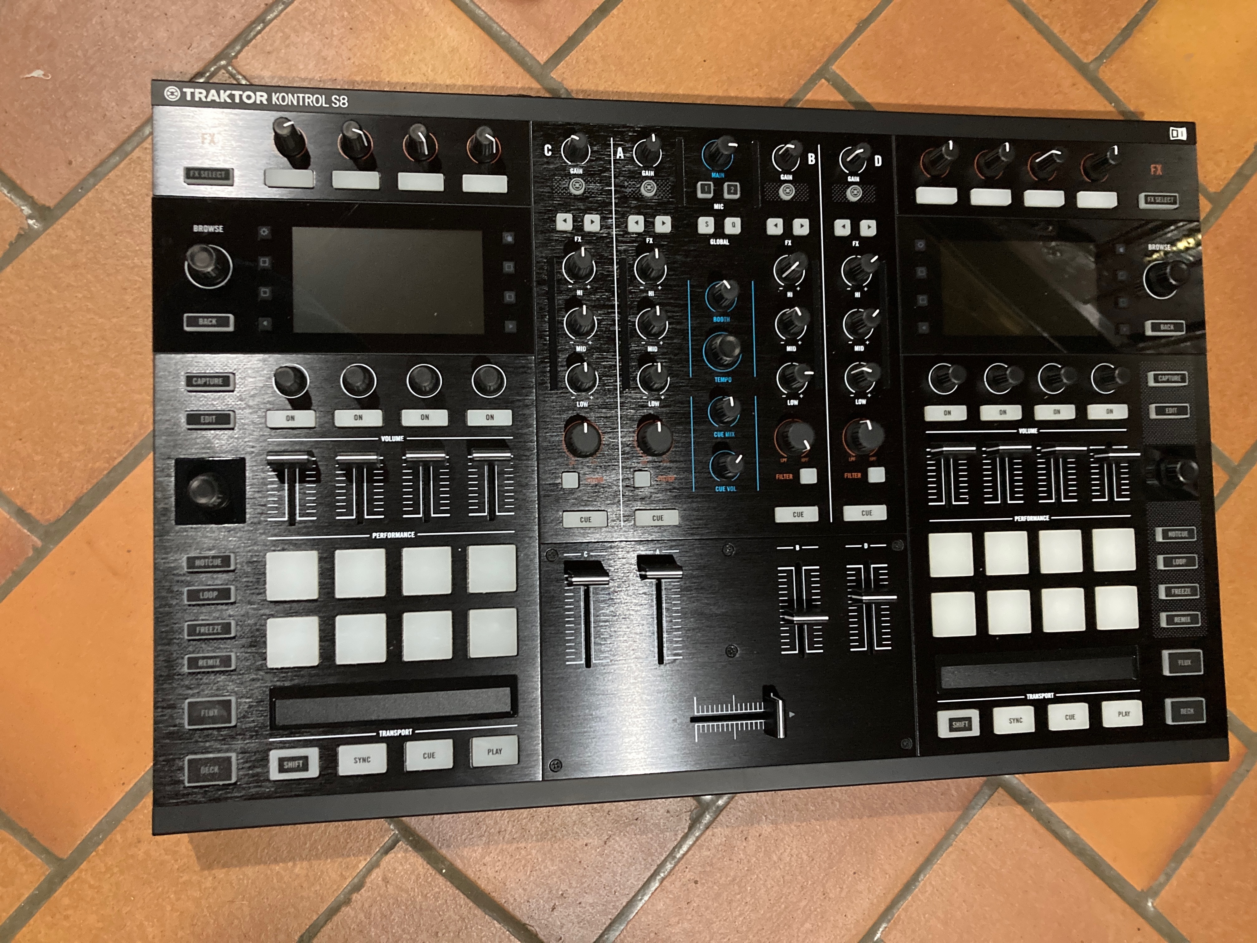 Vends Native Instruments Traktor Kontrol S8 - Parfait état - 450 Euros