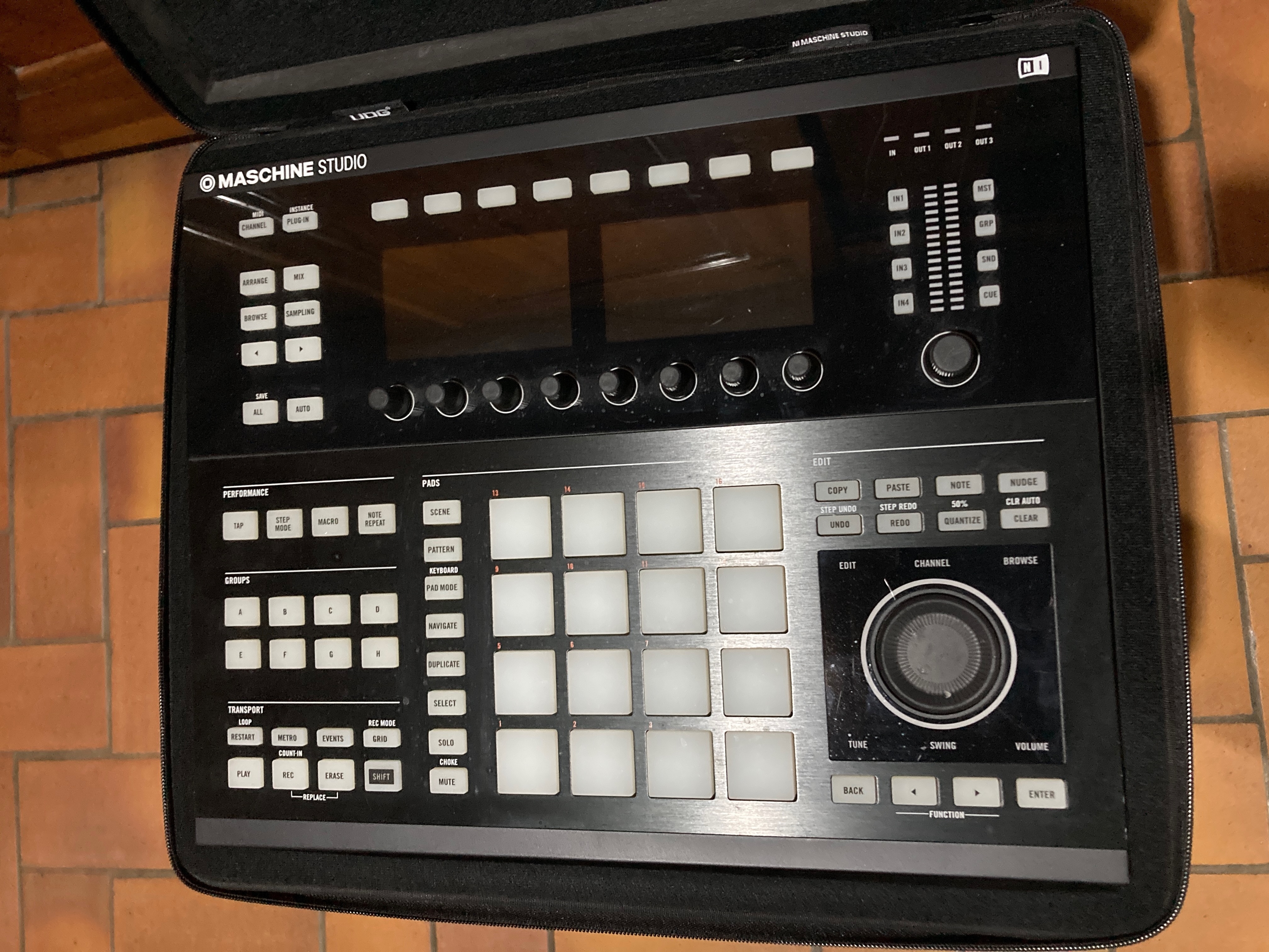 Vends Native Instruments Maschine Studio + Housse - 150 Euros
