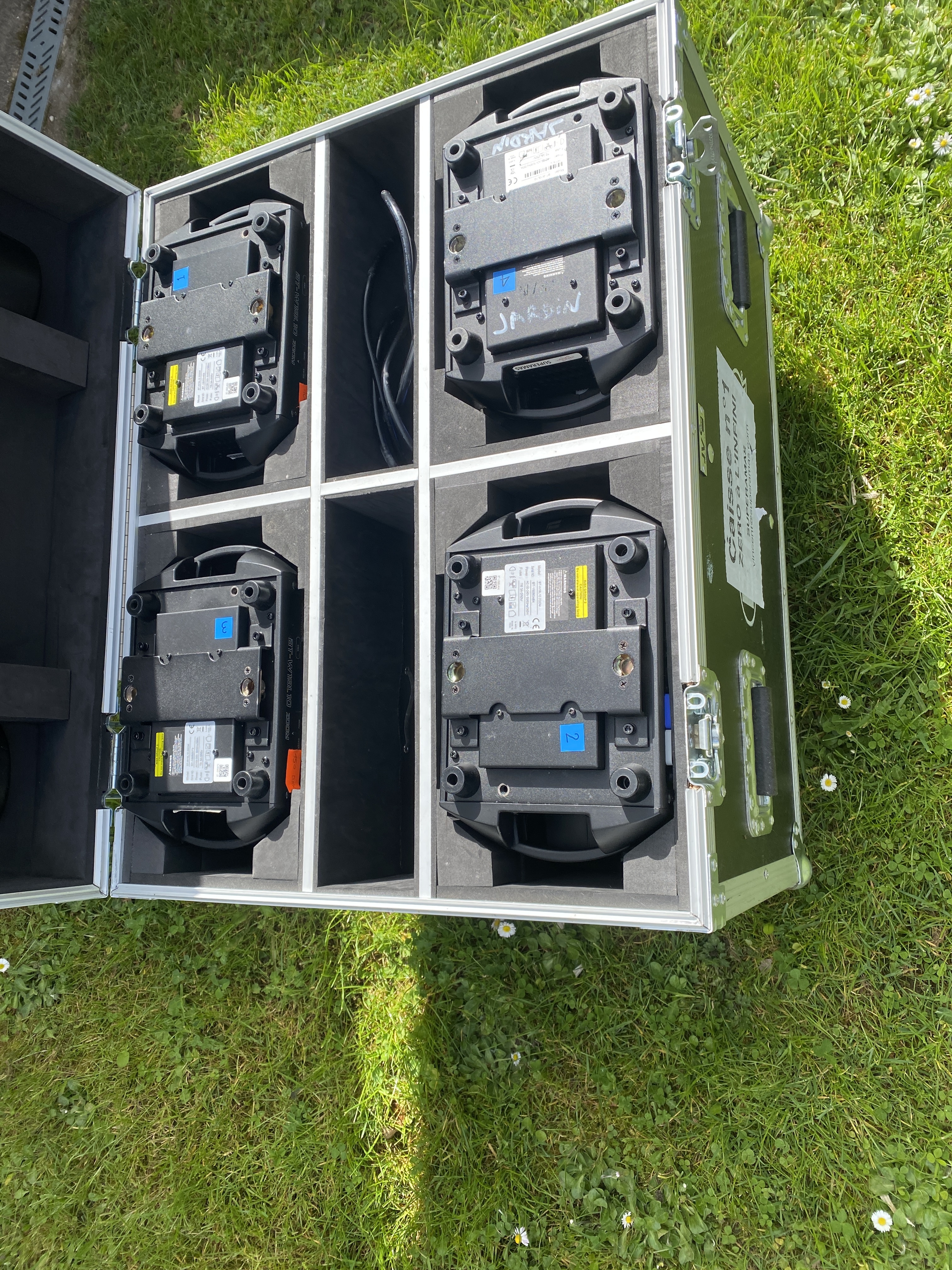 Vends lot de 4 lyres Briteq BT-W19L10 Zoom dans leur flight case Briteq.