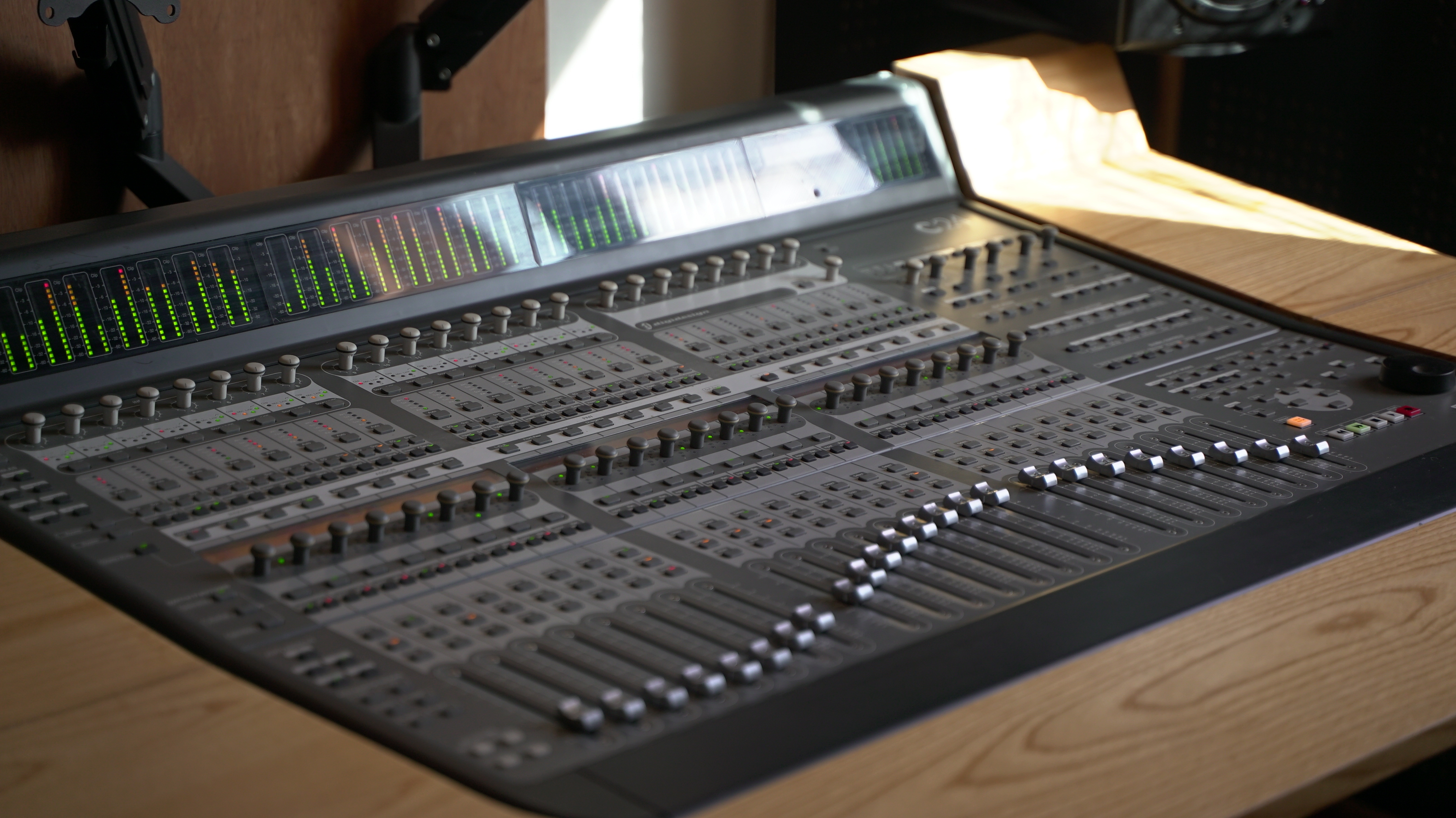 Digidesign C24 et son bureau intégré sur mesure.