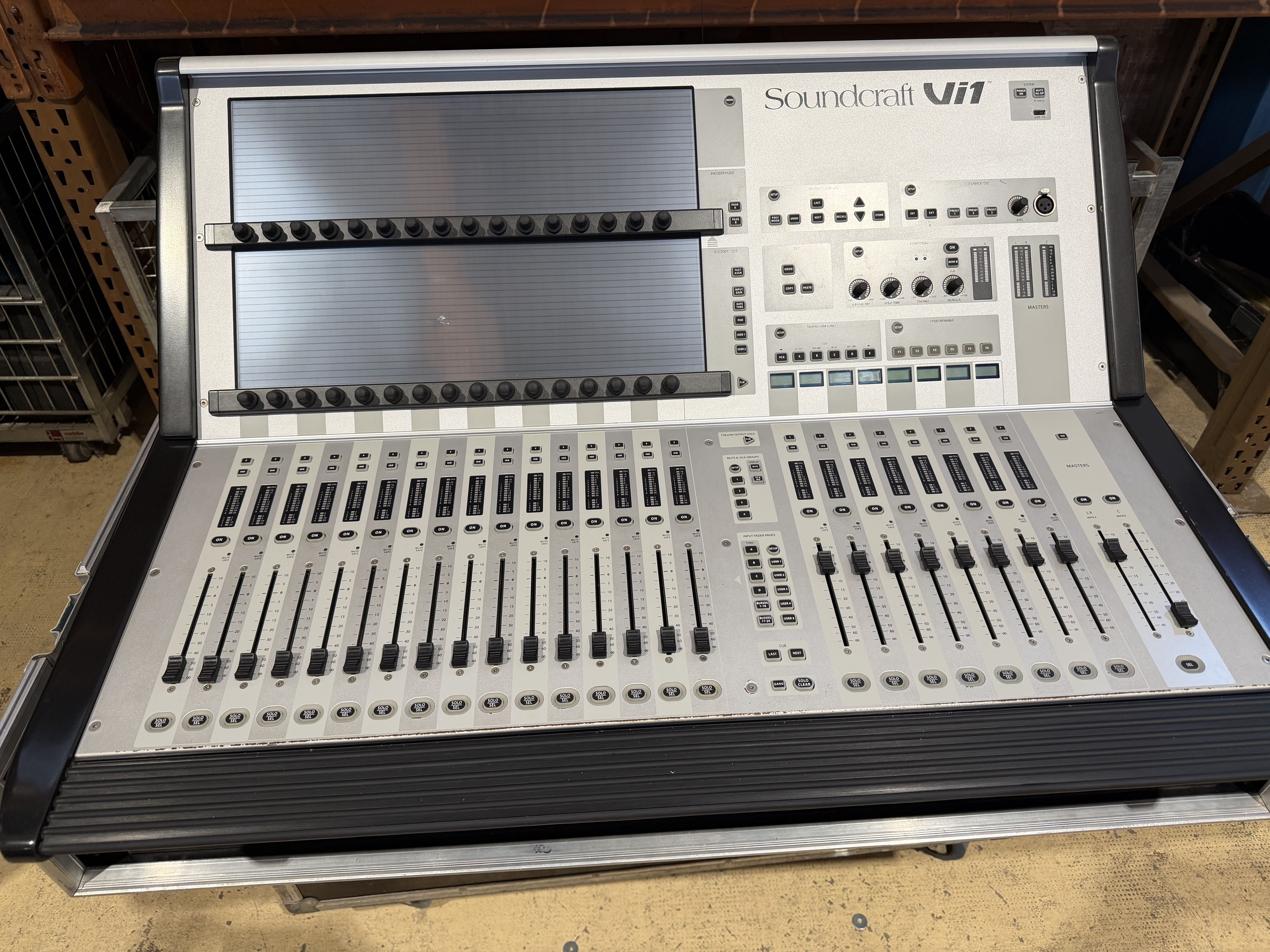 Soundcraft Vi1 + Stage box 32/8 Madi et leurs Flight case