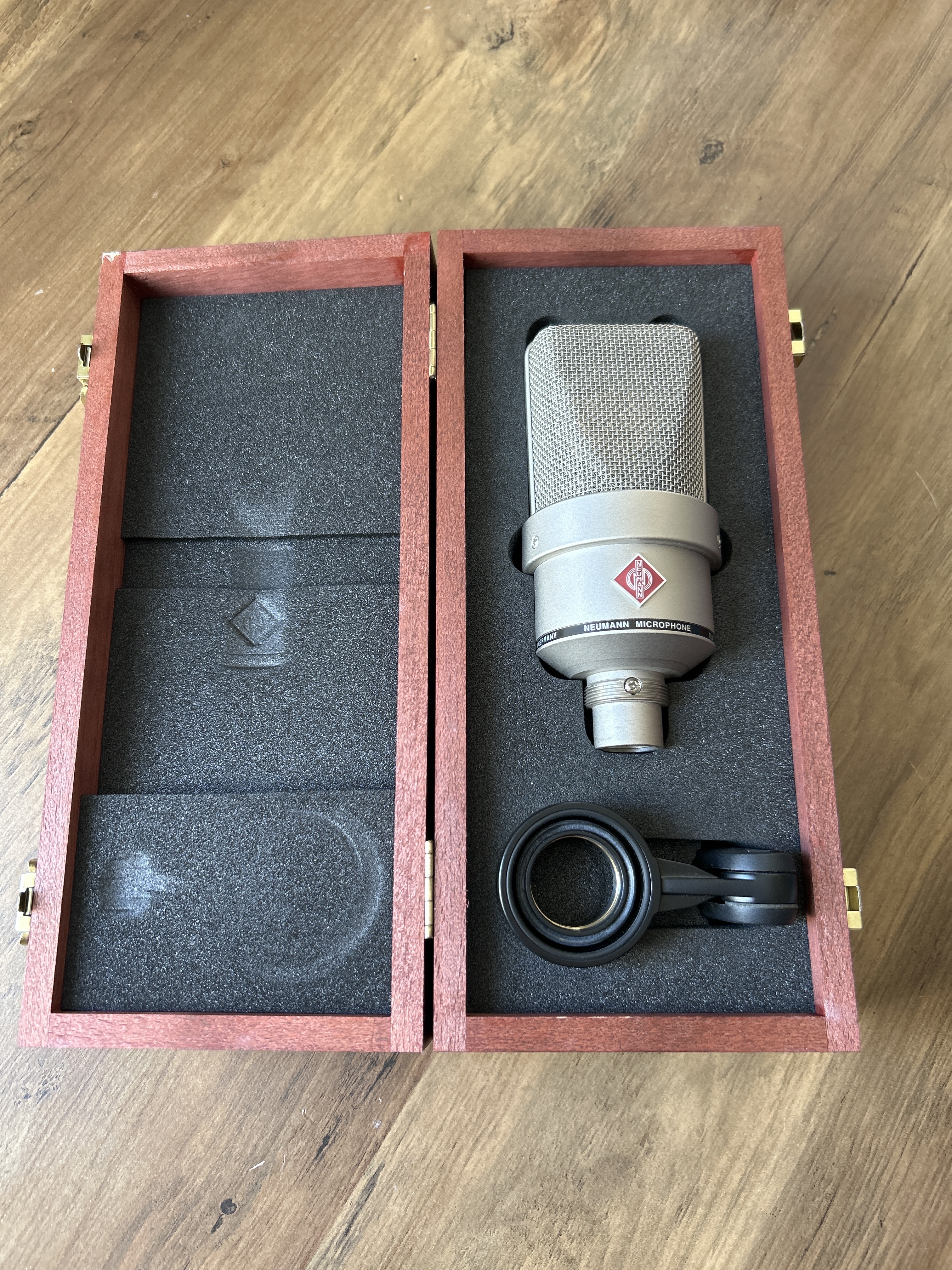 Vends Neumann TLM103 en superbe état, utilisé en studio pro non-fumeur 