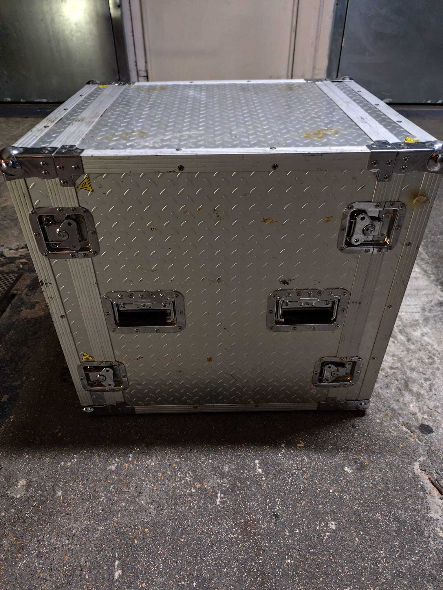 a vendre flay caisse Rack 12u pour amplificateurs avec roulettes