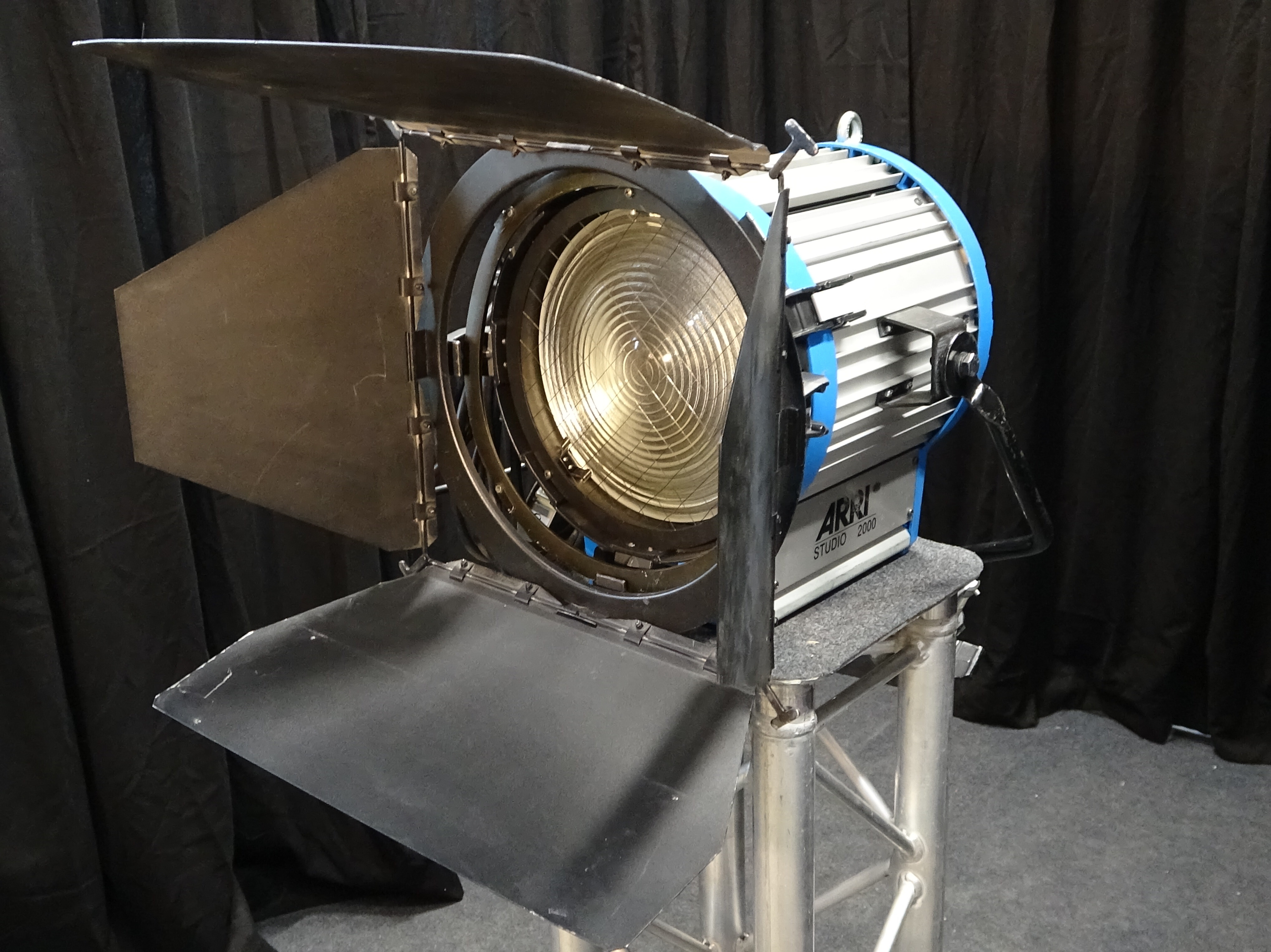 Vends Arri Sudio Fresnel 2kw [lot de 2 pièces]