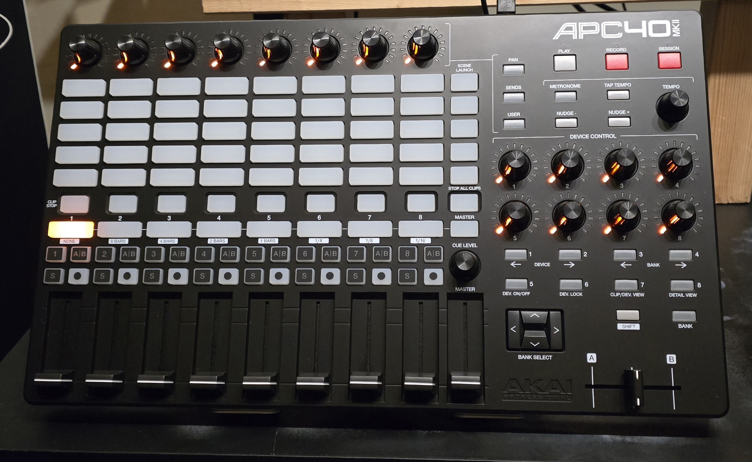 Vends Akai Apc 40 Mk2 dans un état impeccable, excellent 