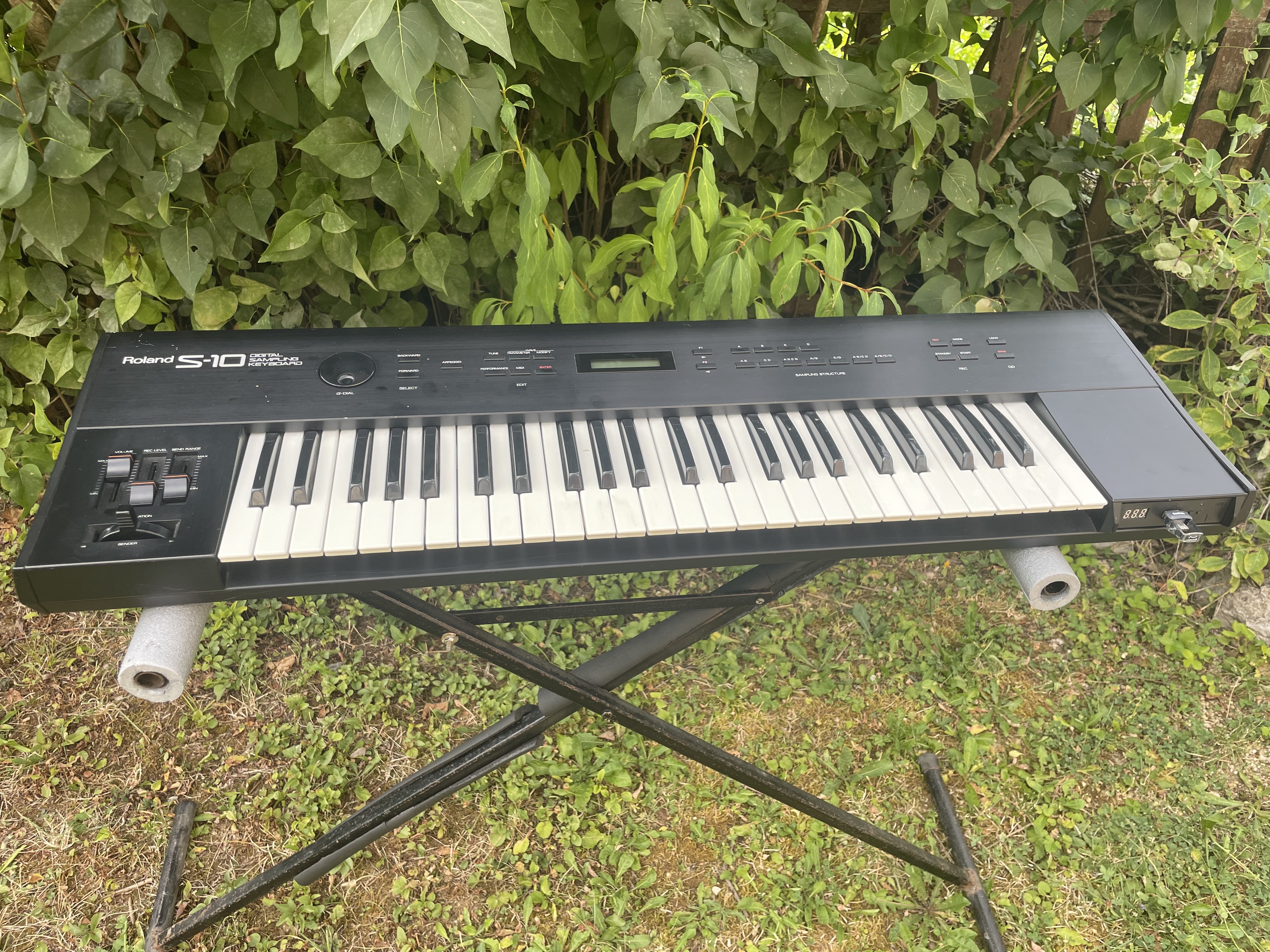 Roland S-10 équipé d'un lecteur GOTEK + sons