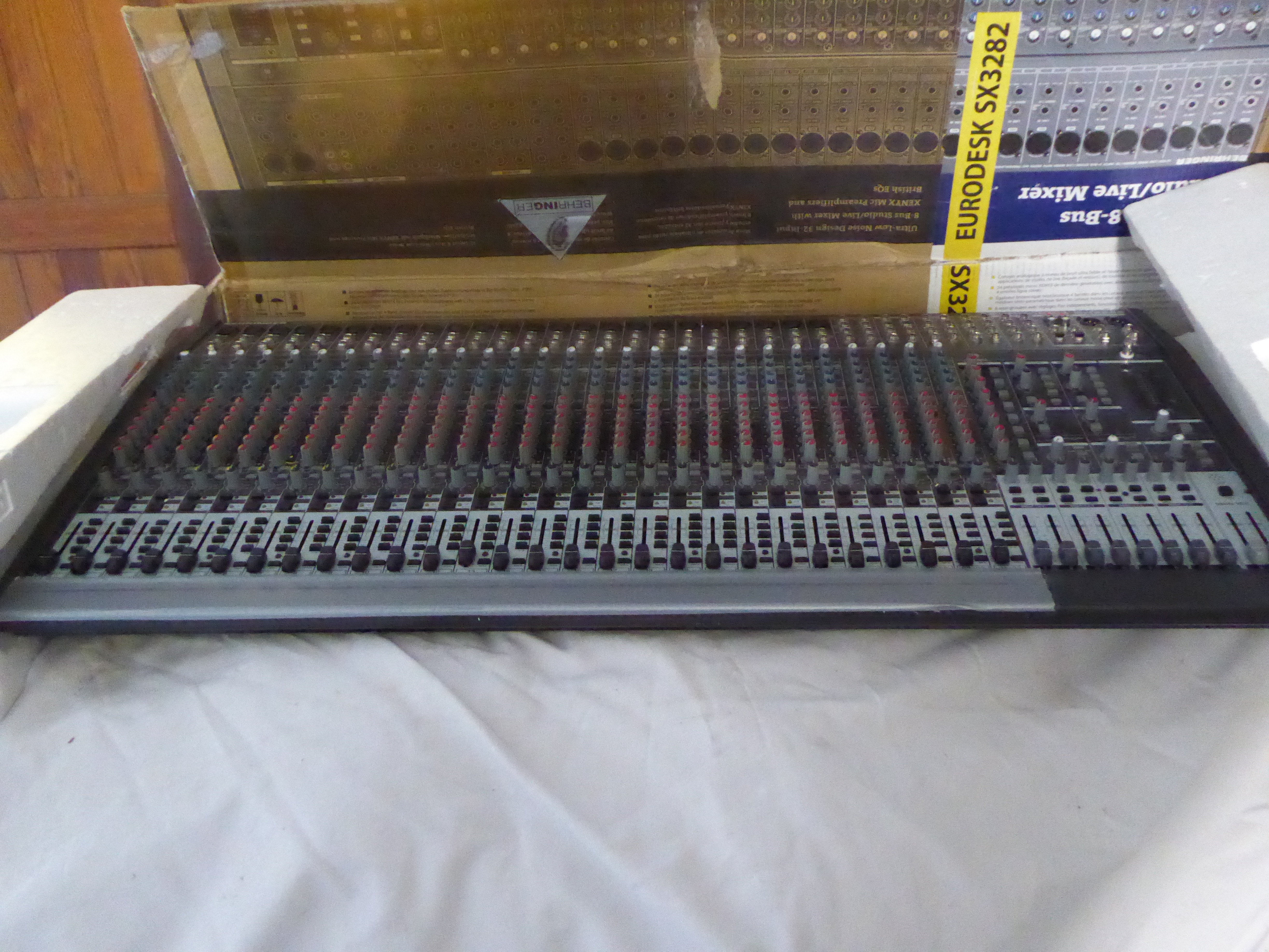 vend table de mixage analogique SX3282 BEHRINGER