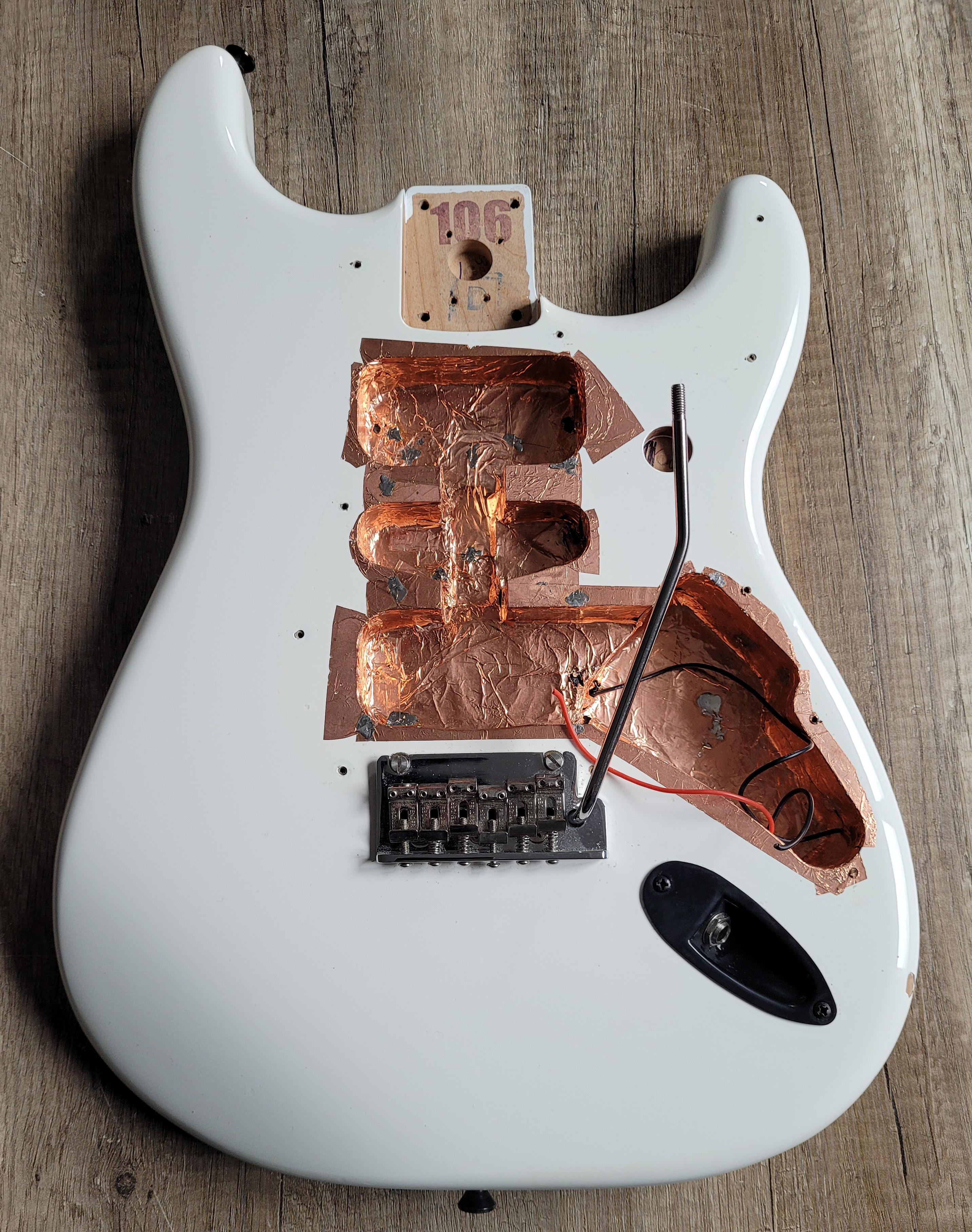 Vends Corps Fender Stratocaster Player Arctic White avec Vibrato.