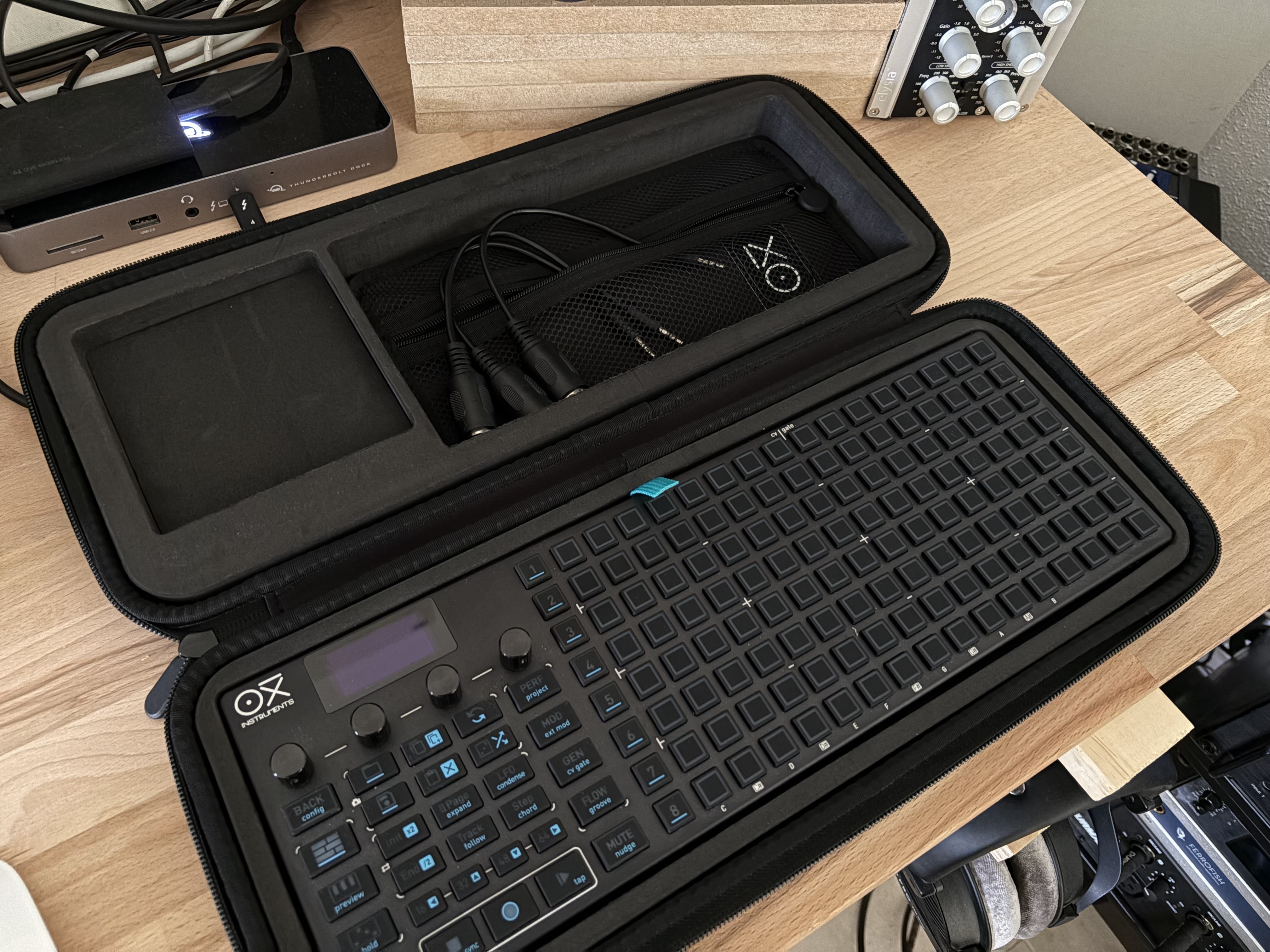 Oxi One Mk2 + Oxi Split + 3 midi to TRS