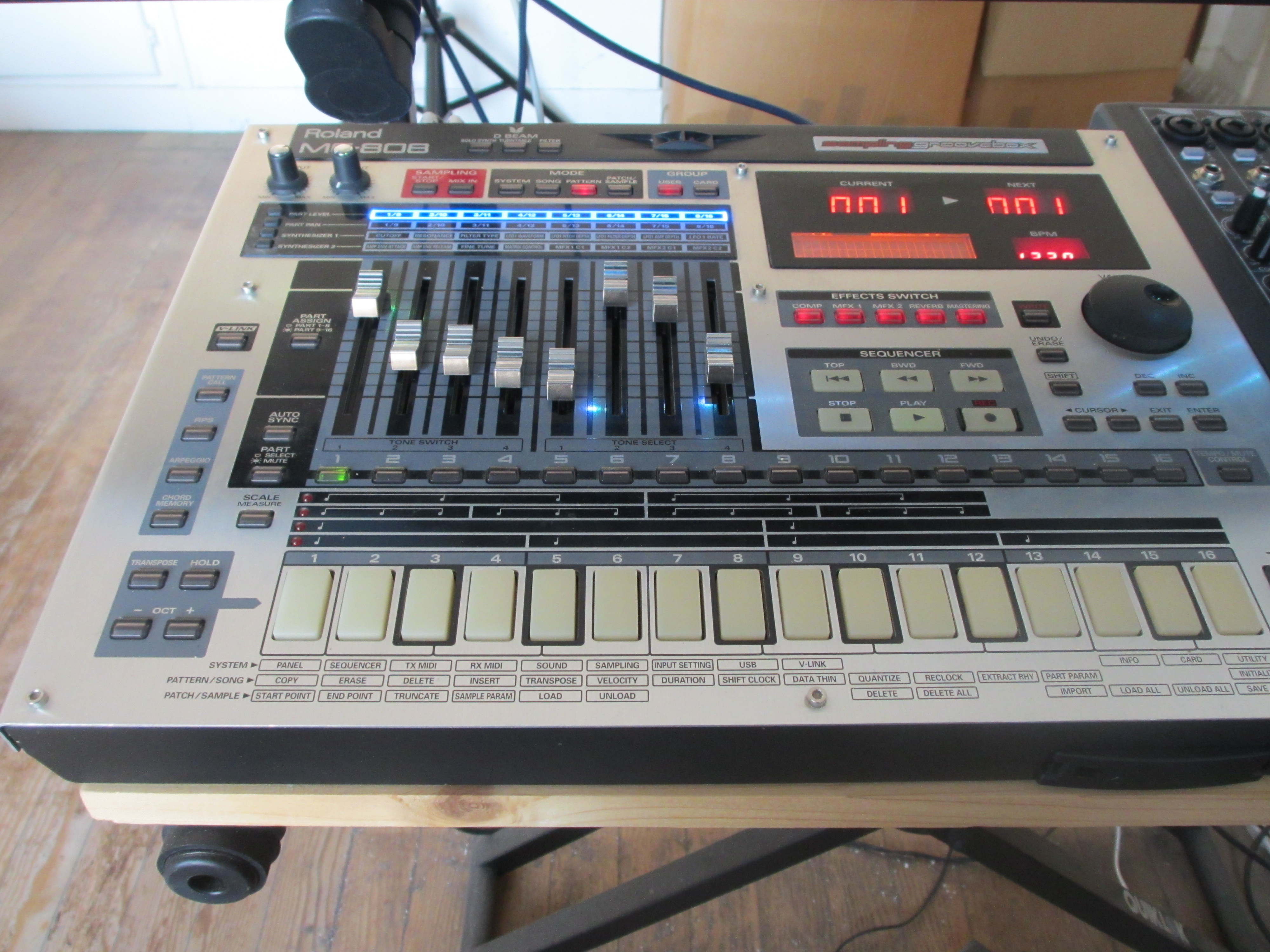 Vends Roland MC-808 avec accessoires