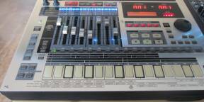 Vends Roland MC-808 avec accessoires