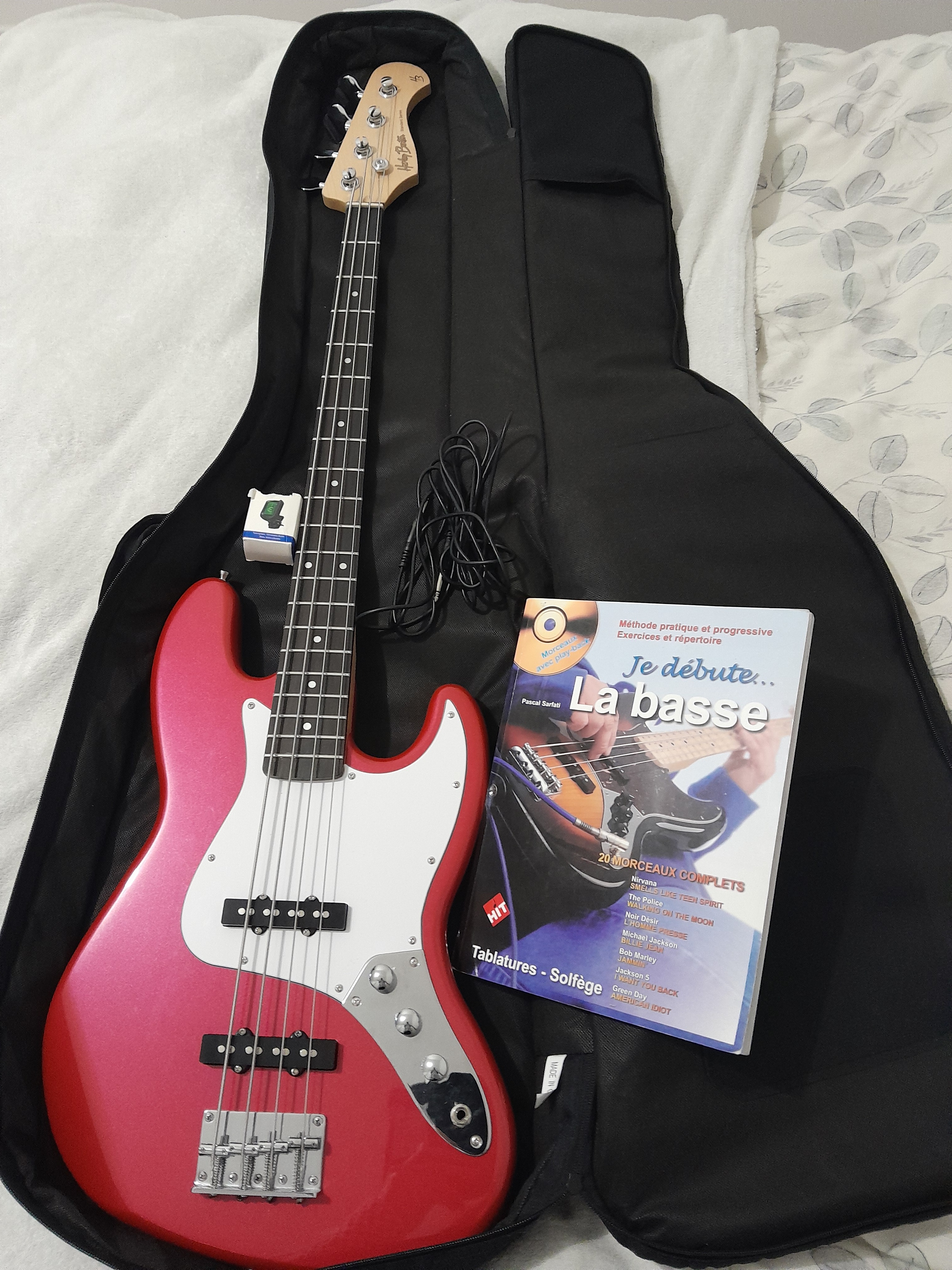 Basse électrique Harley Benton + accessoires