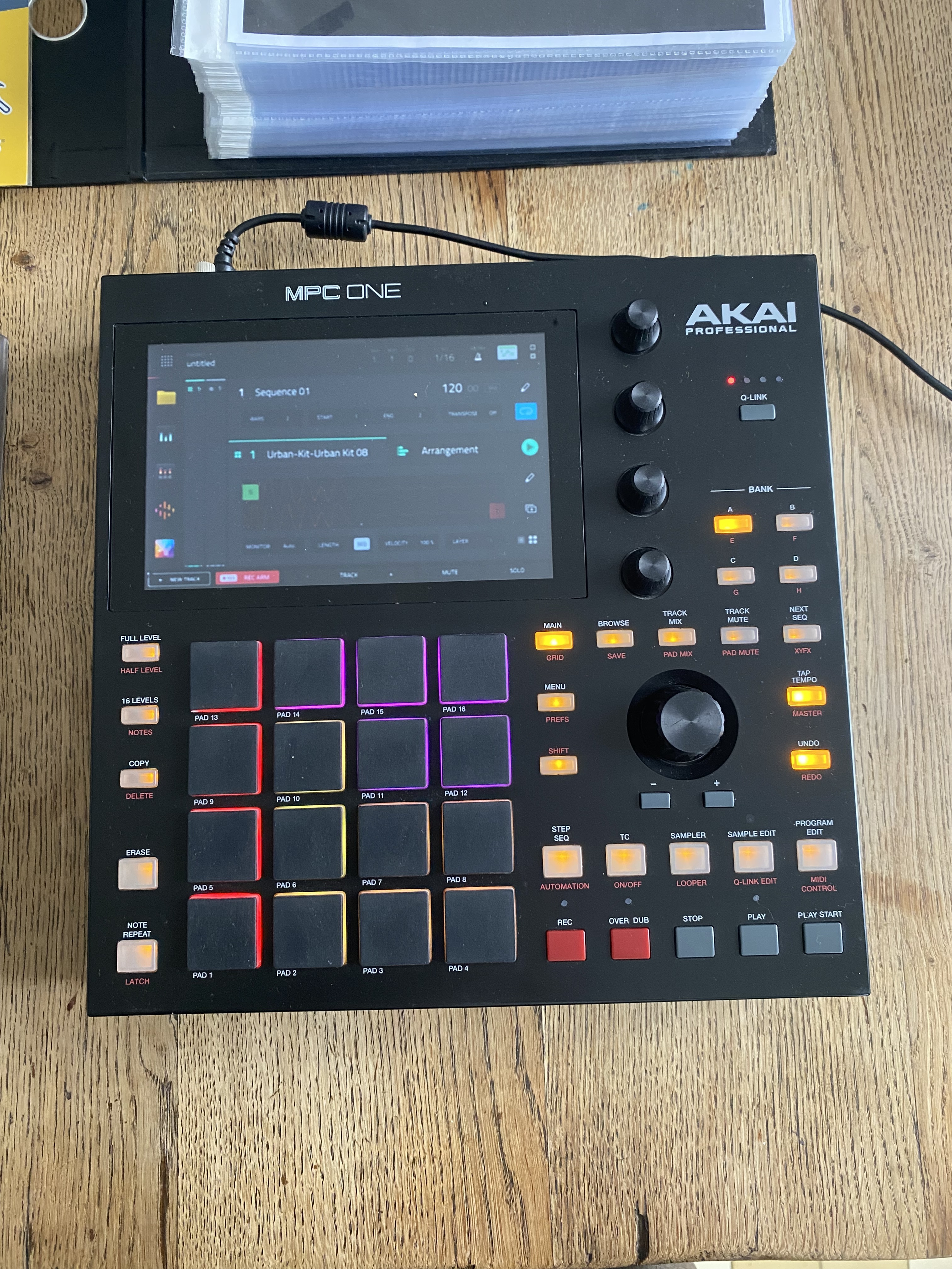 MPC one + deck de protection + écran de protection + notice + carte SD 32 gb +boite 