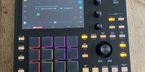 MPC one + deck de protection + écran de protection + notice + carte SD 32 gb +boite