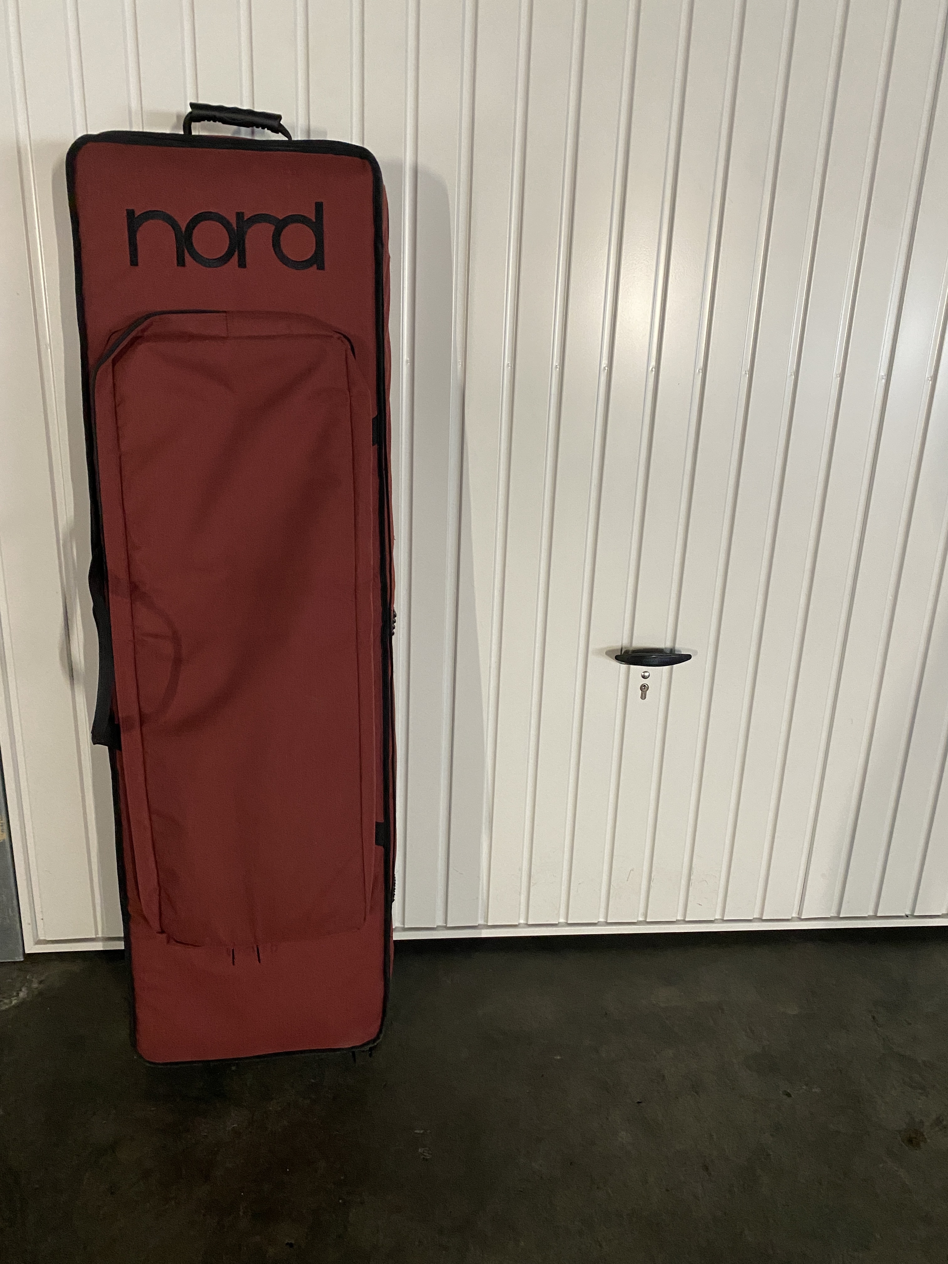 Nord Piano 3 avec sa housse et triple pédale