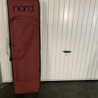 Nord Piano 3 avec sa housse et triple pédale