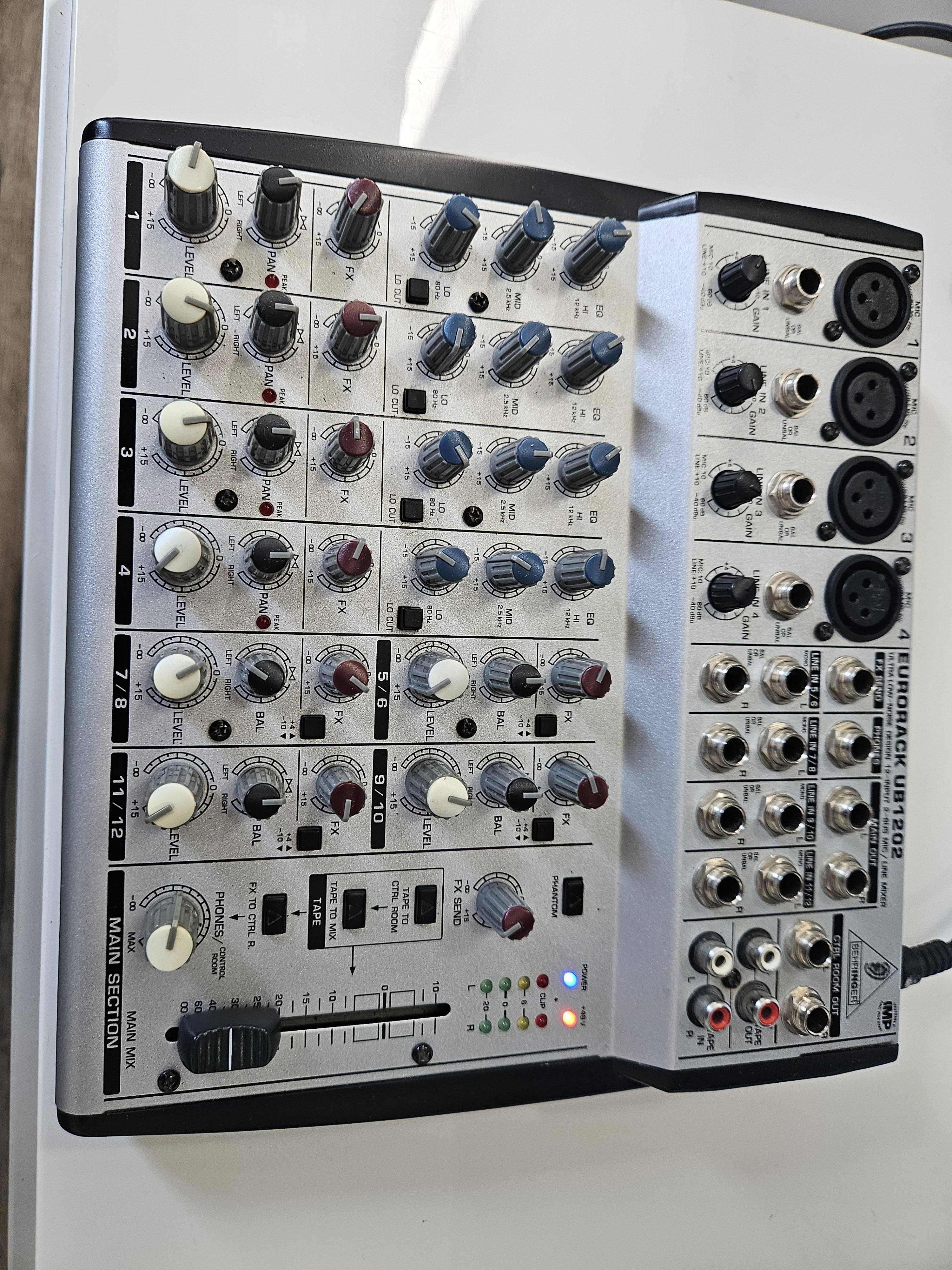 Table de mixage Behringer Eurorack UB1202 – comme neuve – avec alimentation