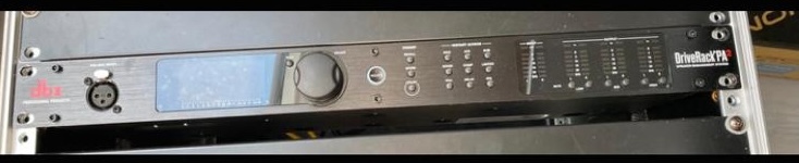 tres bon état jamais sortit du rack , branché une fois puis servis pour 10 dates de concert 