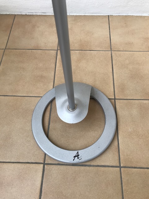 Vends pieds support d'enceinte réglable en hauteur gris clair - lot de 2