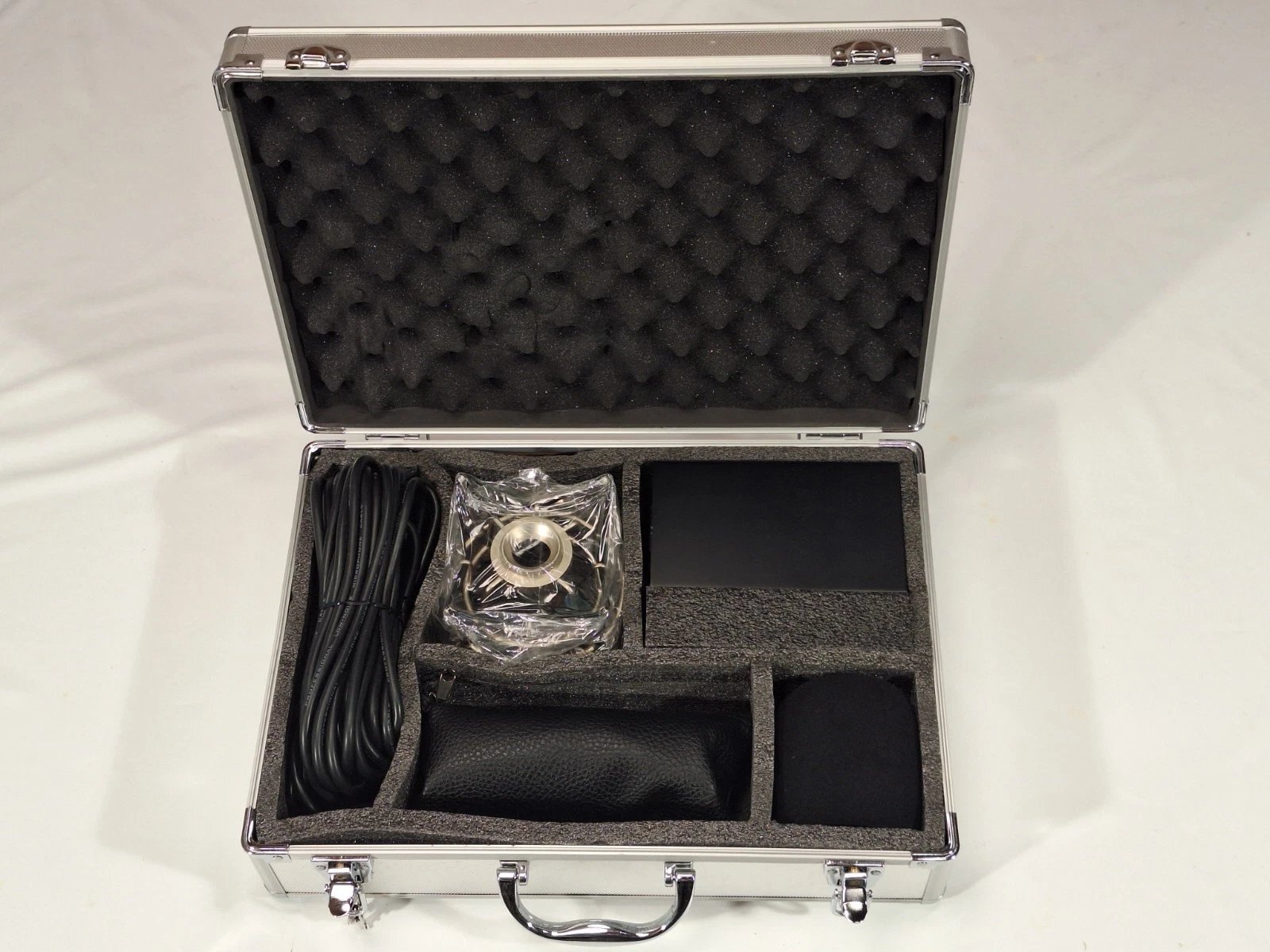 A vendre NEUF (NOS) micro large membrane à lampe T.BONE (FEILO) SCT700 de Directivité cardioïde