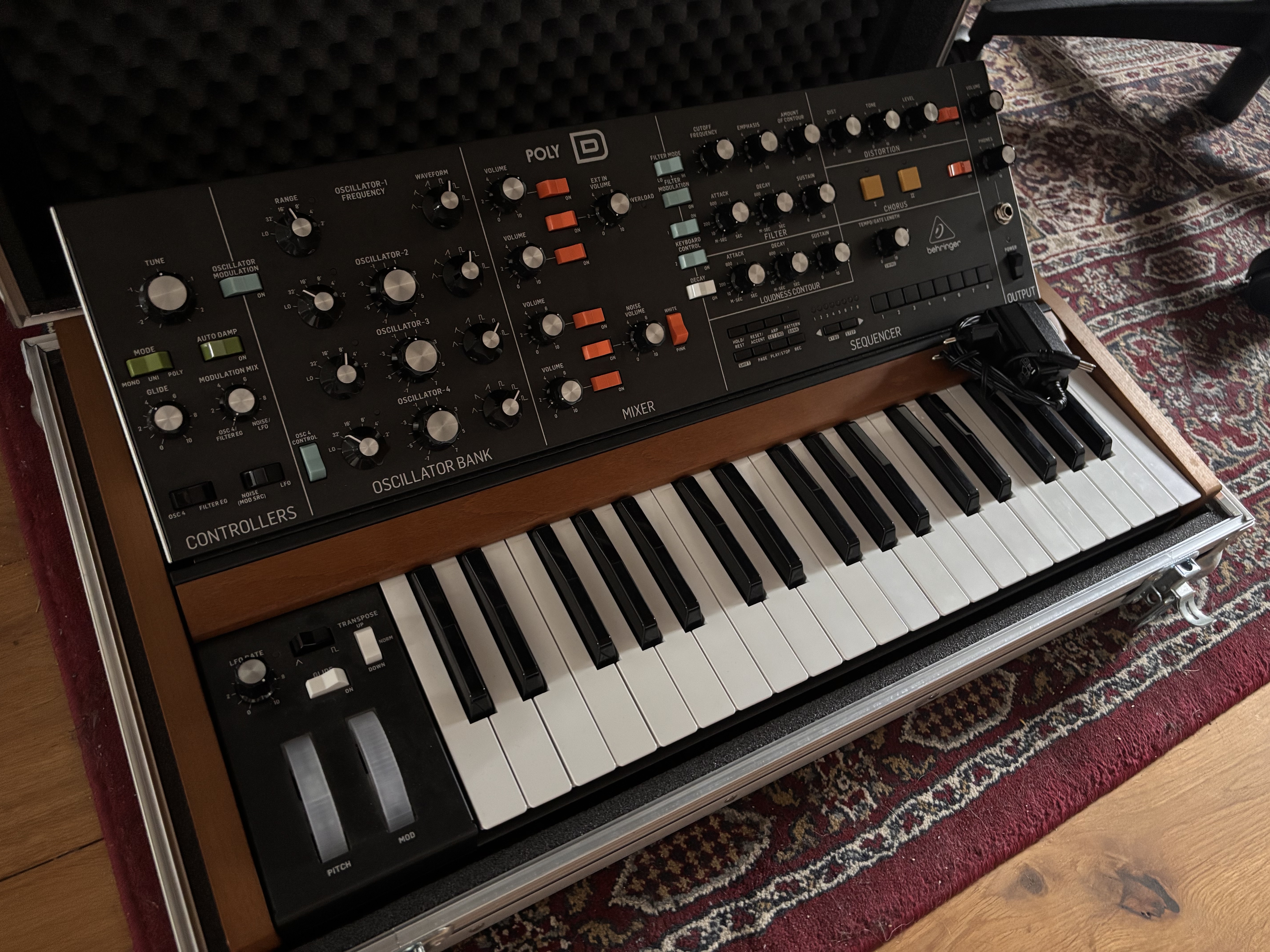 Vends Behringer Poly D + flightcase