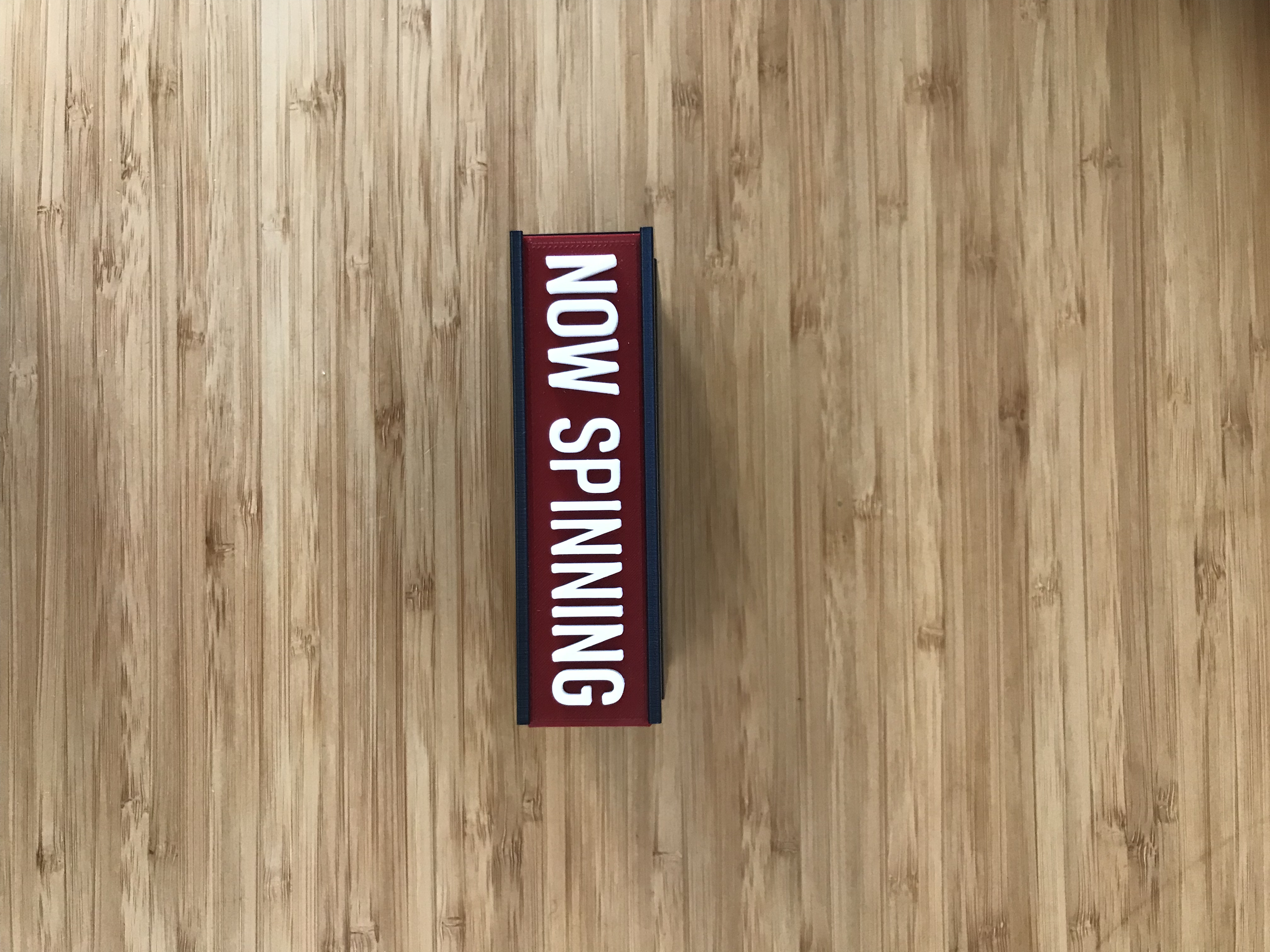 14.2. Support mural pour vinyle « Now spinning » (10 x 7 cm)