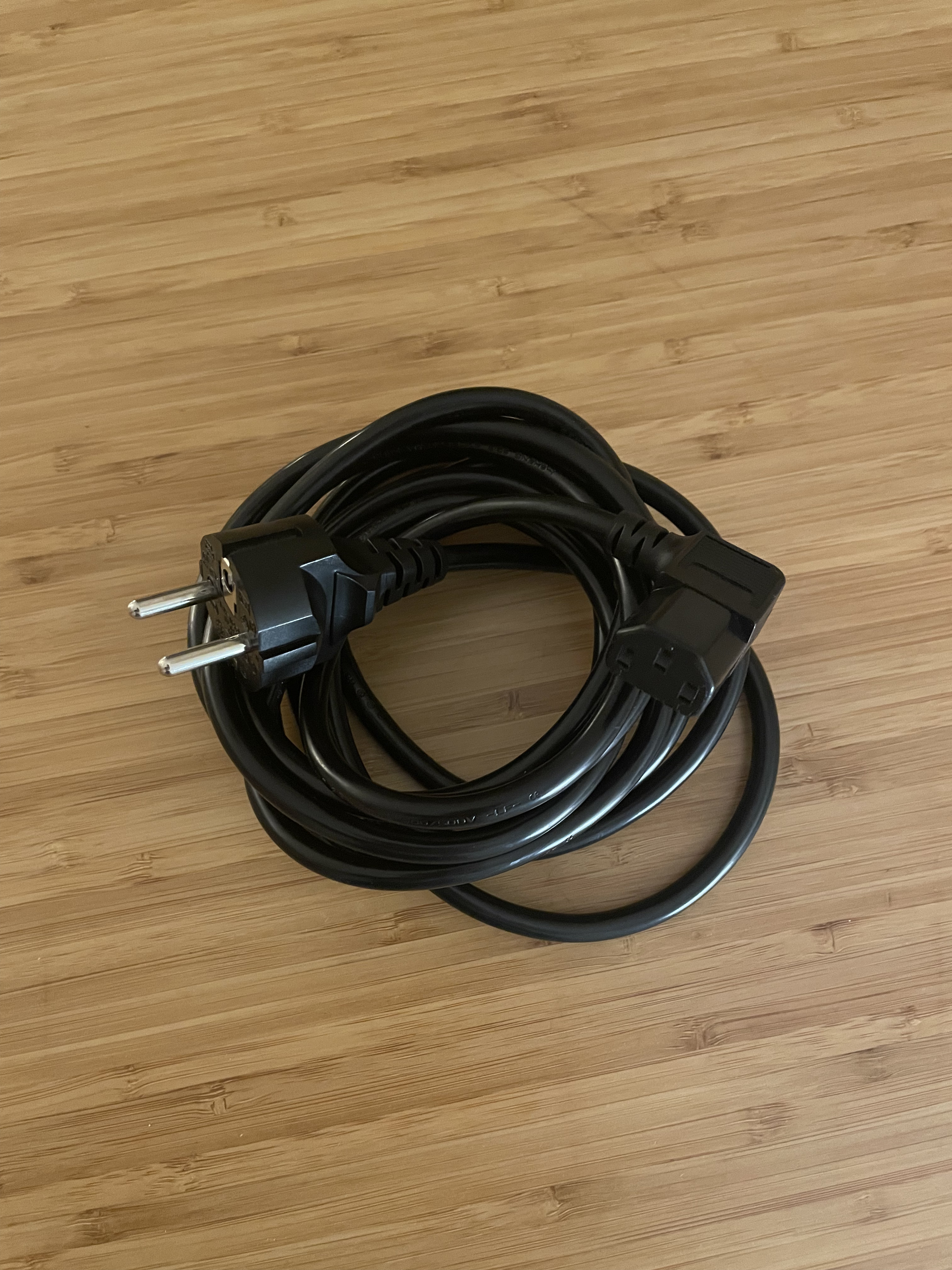 Cordon d’alimentation Schuko - IEC coudée (3 m - I Sheng)