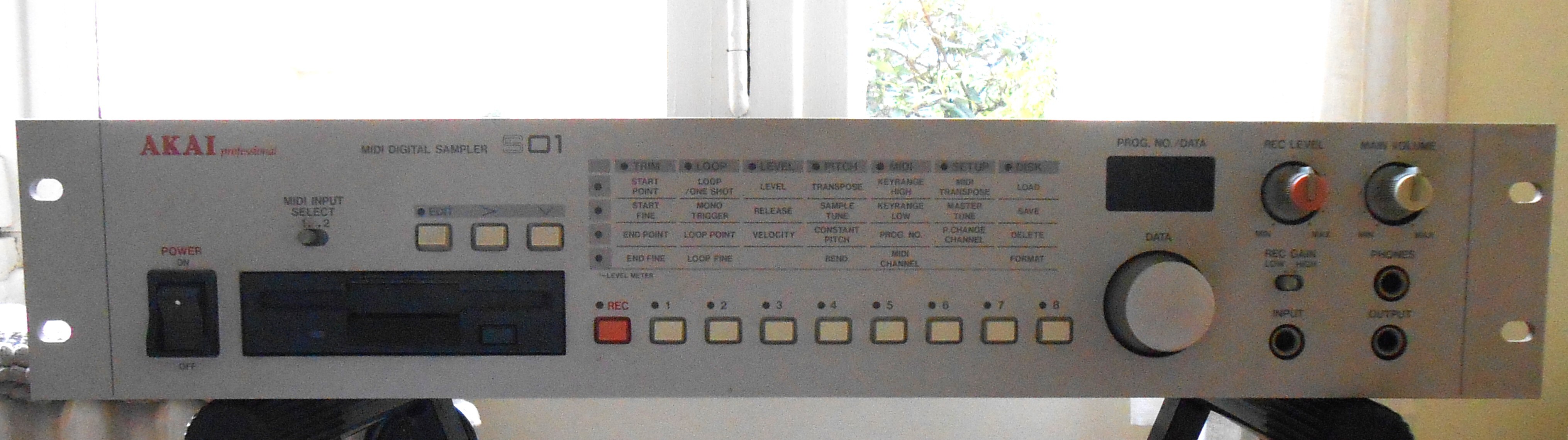 Echantillonneur vintage sampler MIDI AKAI S01 + 200 disks + 2 câbles audio & MIDI 