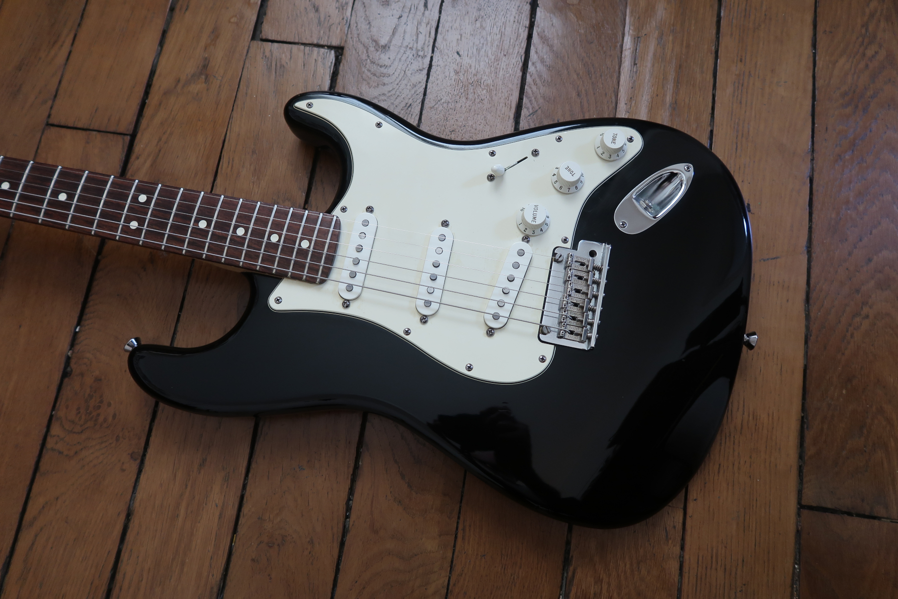 Vends Fender American Standard Stratocaster 2008 noire, trussrod défectueux