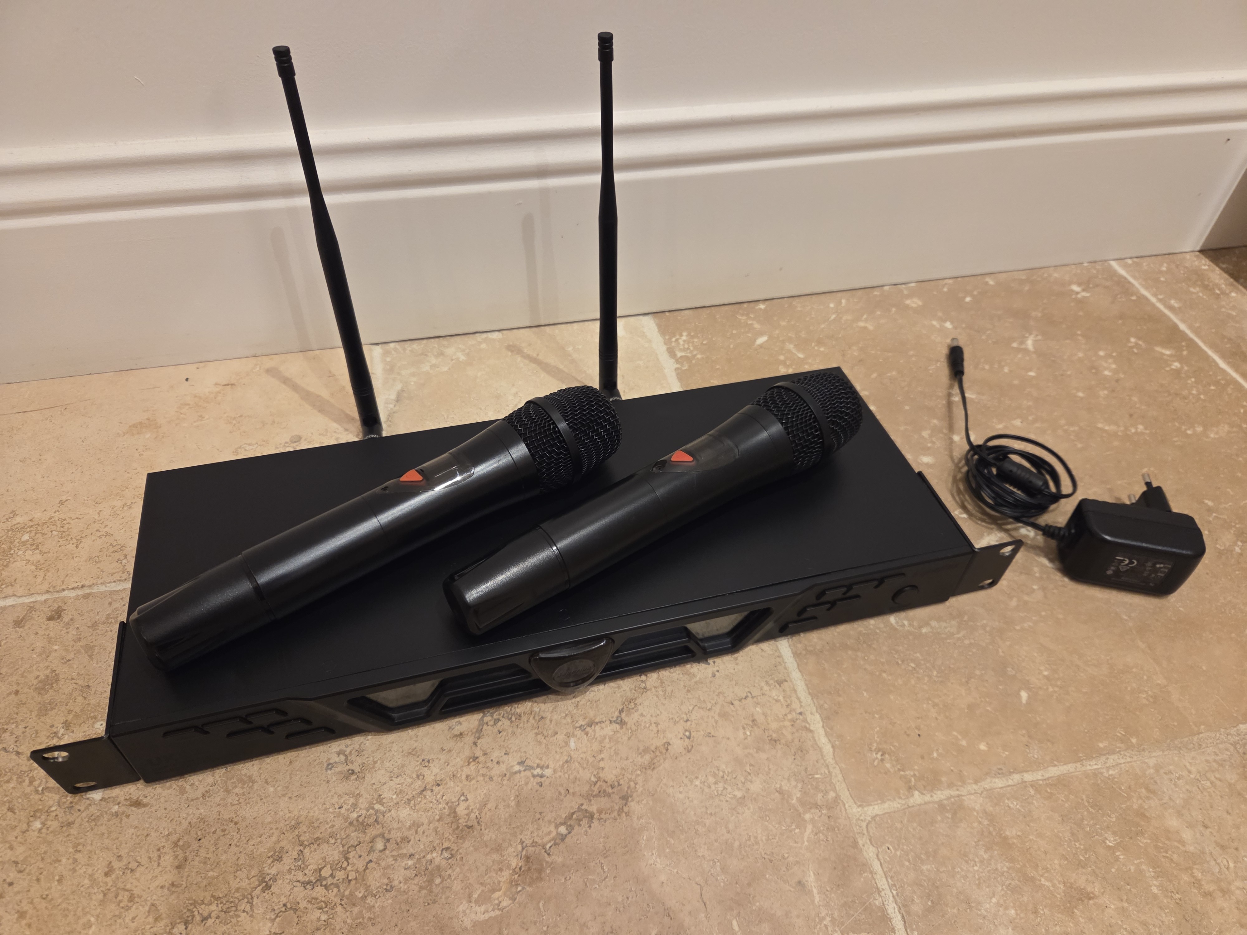 Récepteur + 2 micros sans-fil (Superlux UK82)