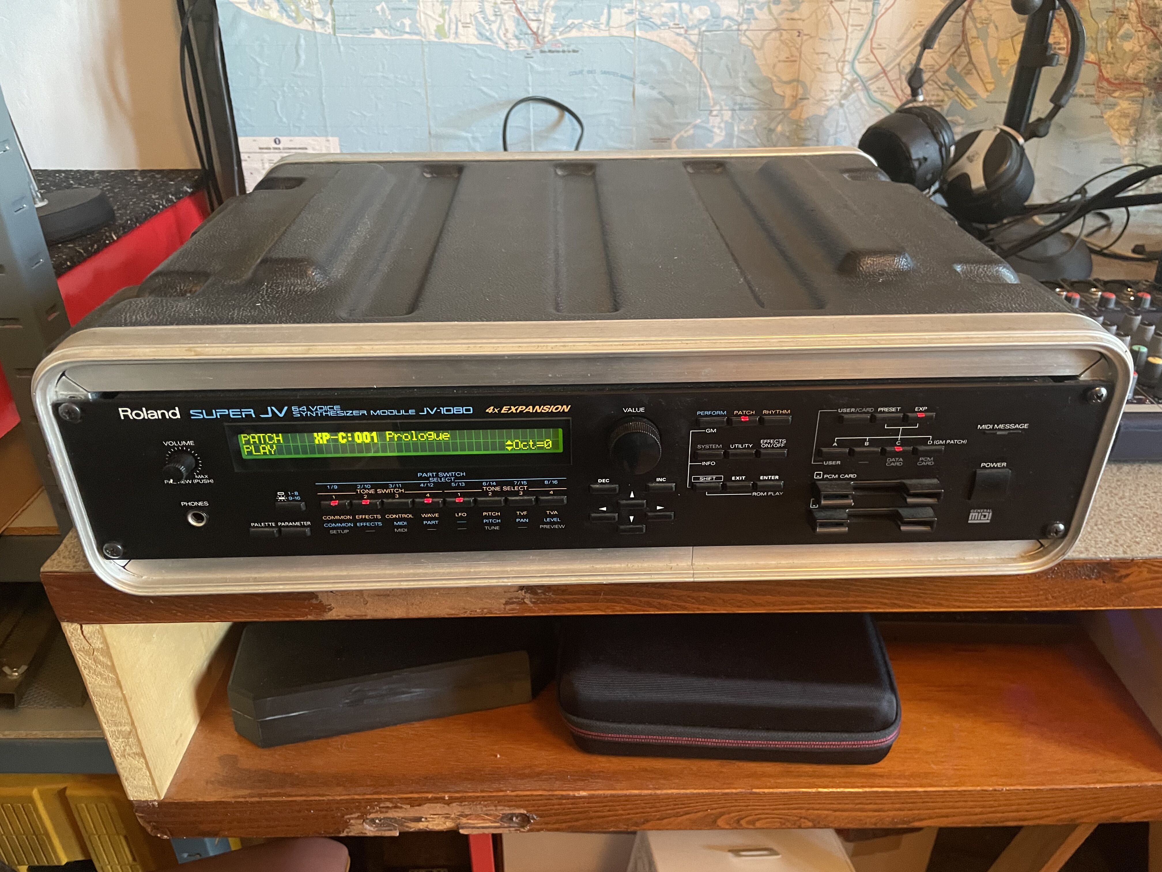 Roland JV-1080 + 3 cartes SR‑JV80 + SKB 1U