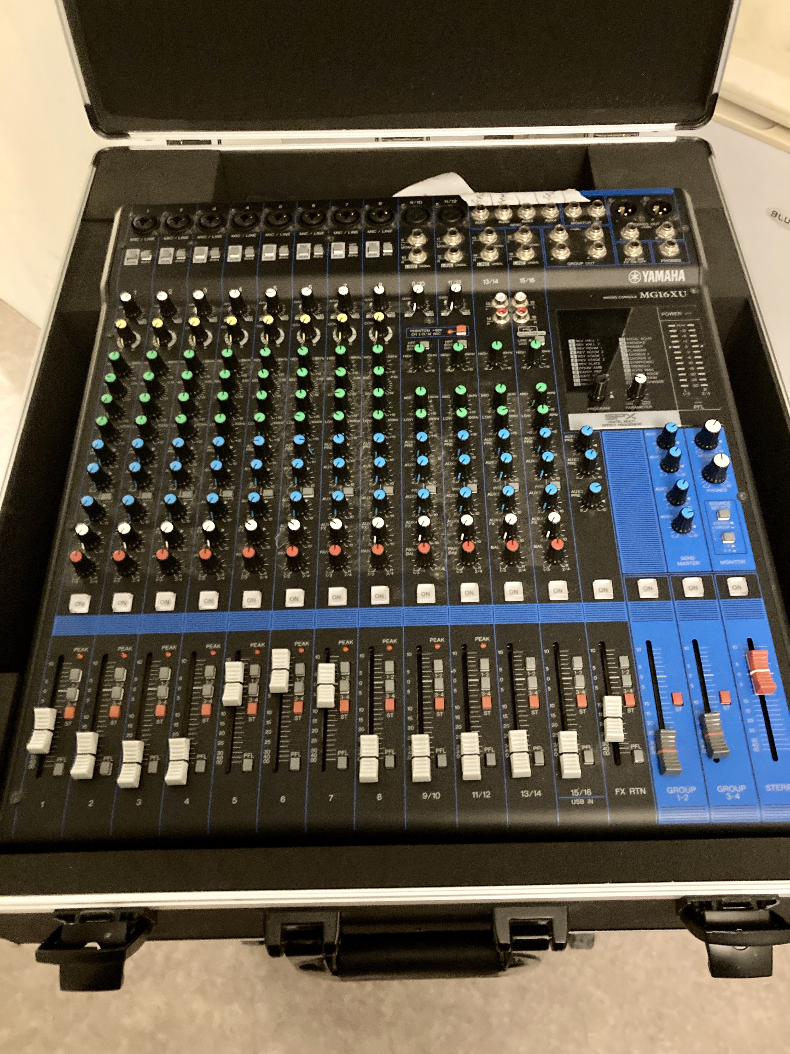 Table de mixage Yamaha MG16XU + Flight Case