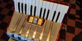 Vends accordéon Hohner Student VM 48 basses 26 touches piano